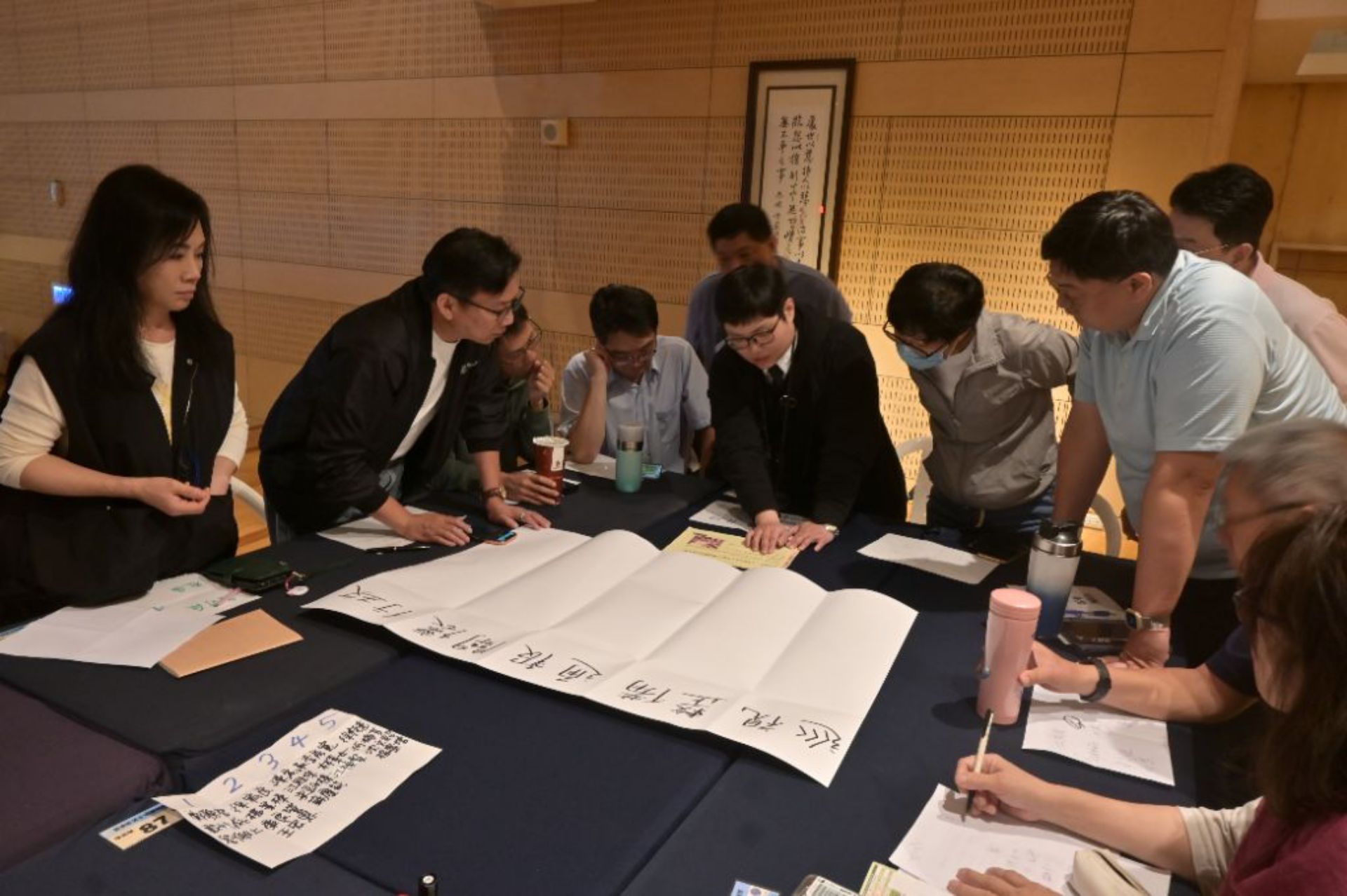 戴妤庭（左一）是從事社區管理工作者，這是她第一次來到慈濟上課，覺得師資、環境各方面都很好；尤其是實務操作方面，更是讓她融入演練情境中。