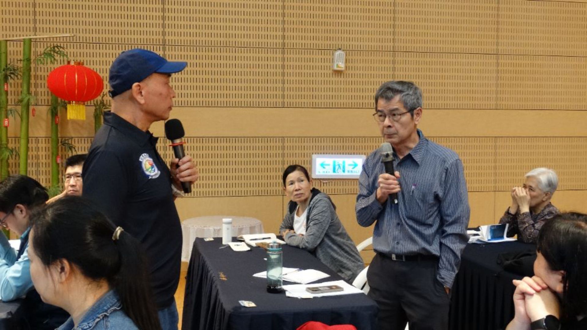 編號十六號的學員李國潤學員，曾經使用滅火器幫助社居撲滅火源。劉老師強調：「第一時間使用滅火器是對的，但是還是要打電話求救，專業的消防員才能確定火勢是否真的撲滅，以免殘火復燃不可收拾。」