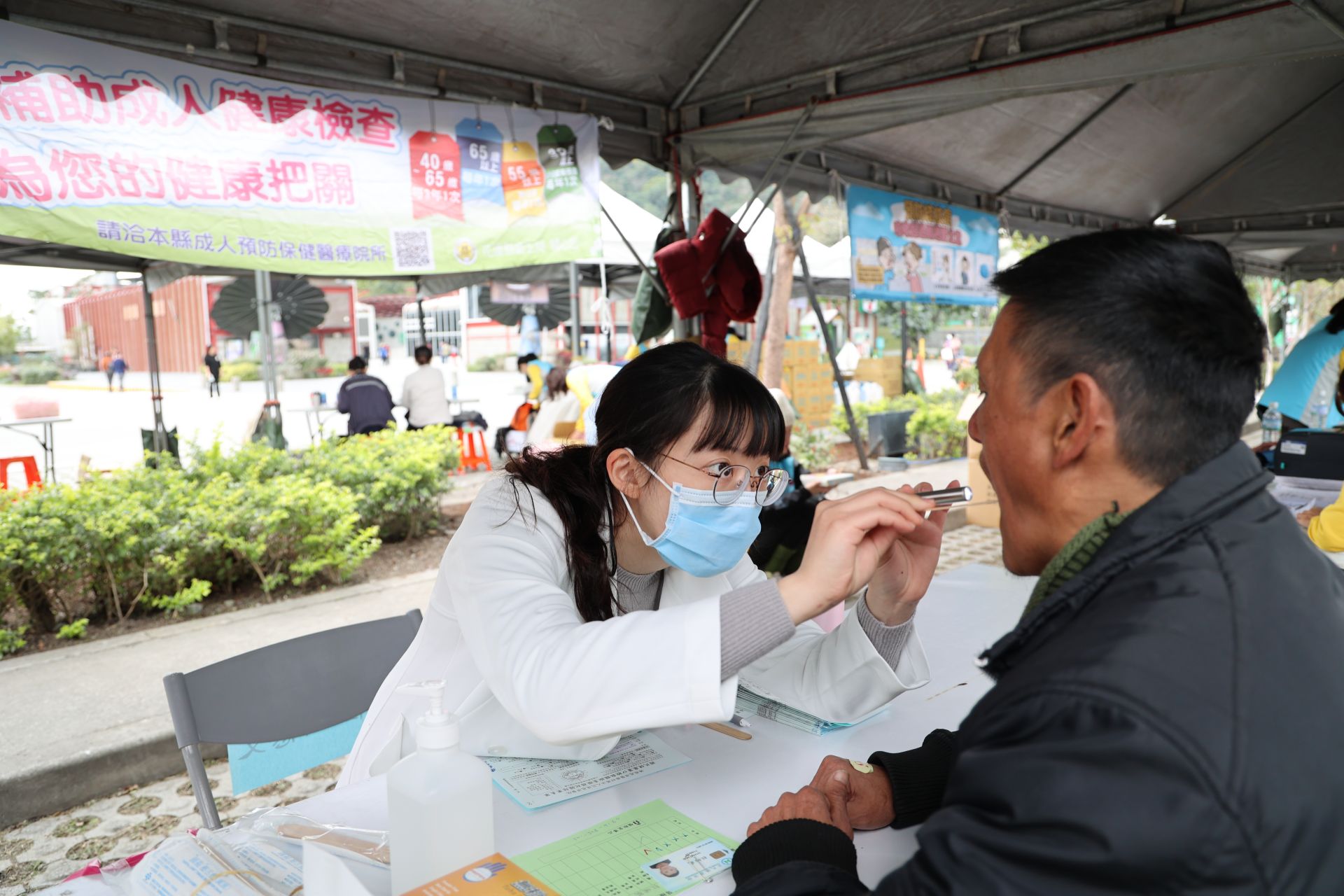 以健康成果及價值導向取代醫療服務衝量是全球醫療的趨勢，東區健保轉型並以慢病整合、特殊族群支持以及健康促進來提升國民健康，圖為花蓮慈院至秀林鄉第二期全人計畫為民眾做衛教和宣導，醫師為民眾進行口腔癌篩檢。