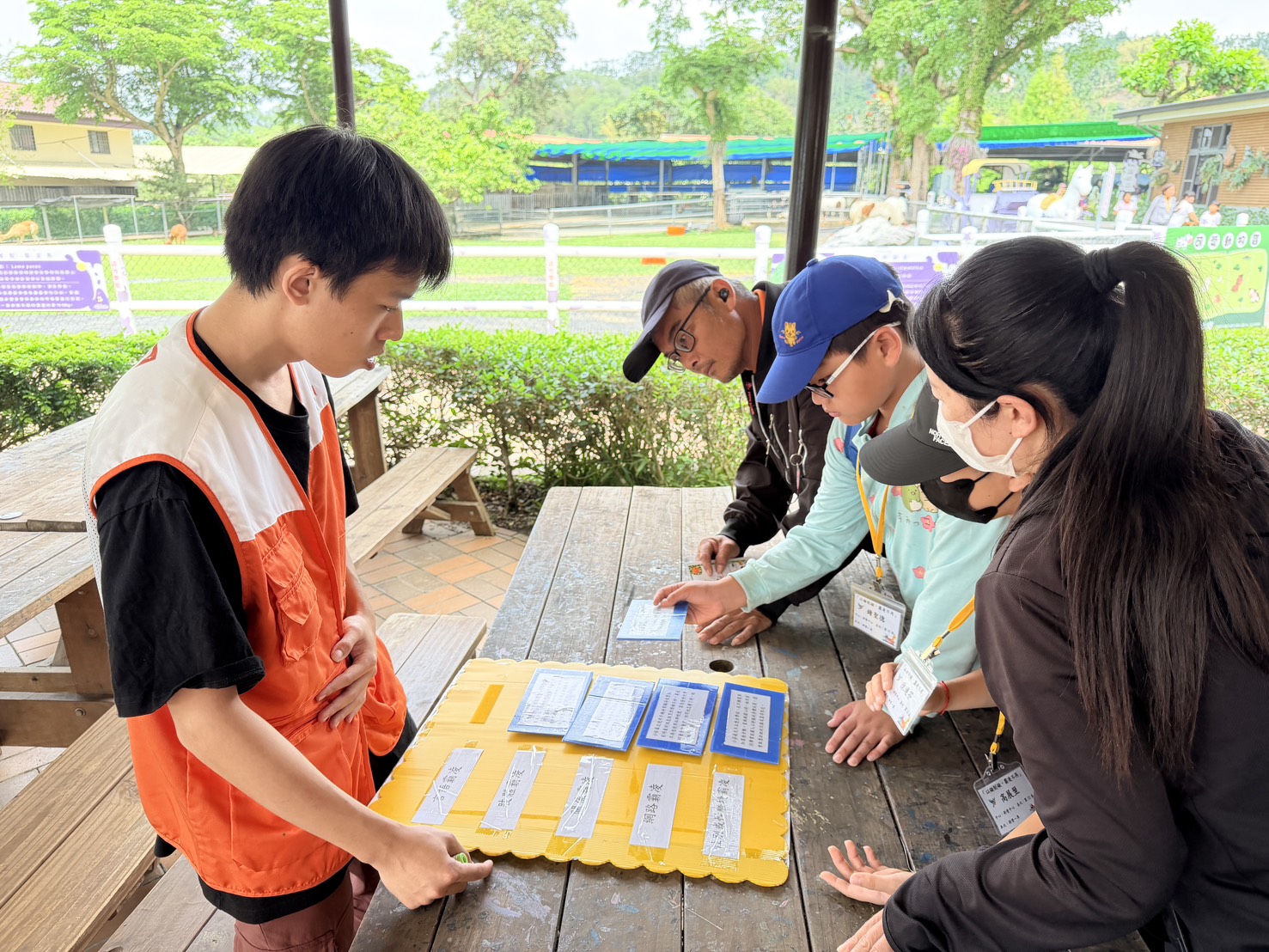 活動設計親子闖關體驗，透過互動關卡引導孩子與家長學習辨識霸凌情境與建立自我保護能力