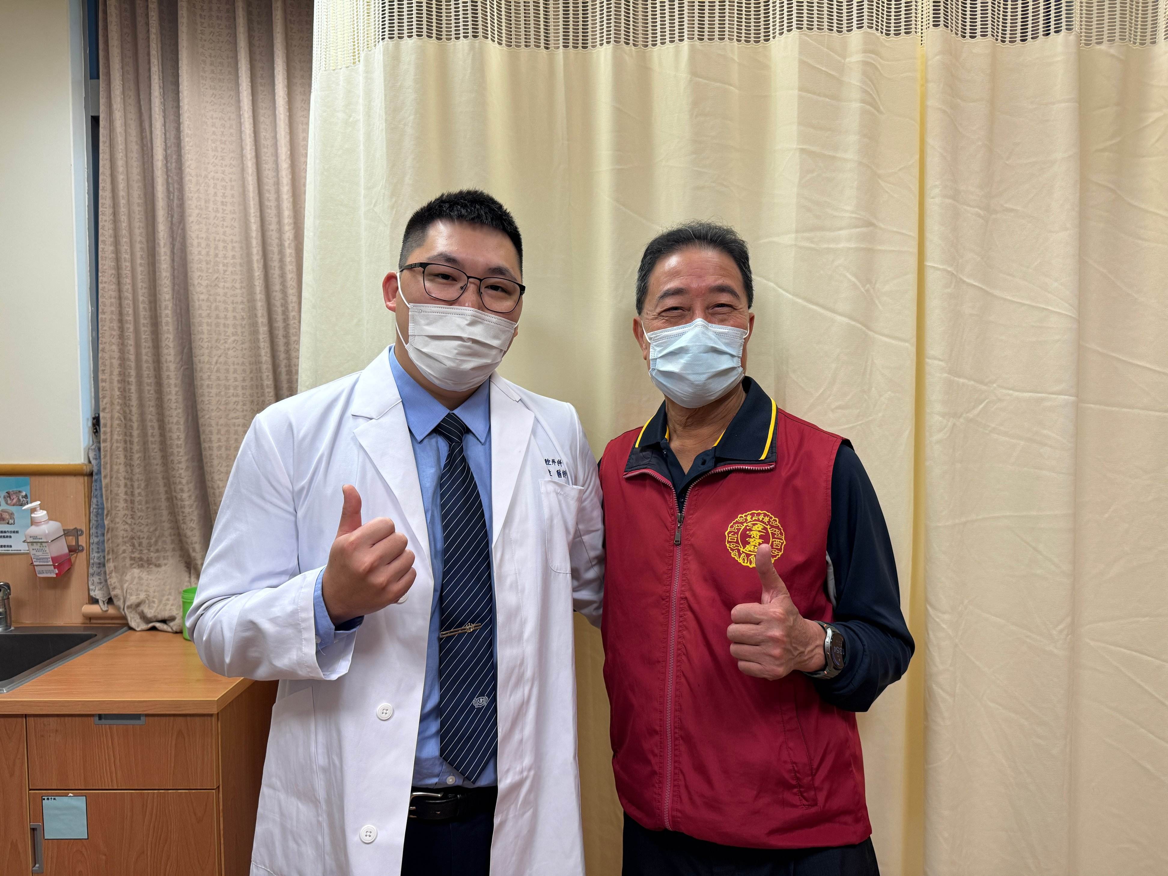 林先生（右）在接受胸腔鏡微創手術後恢復良好，迅速找回安穩生活，開心與主治醫師翁任康（左）合影留念。