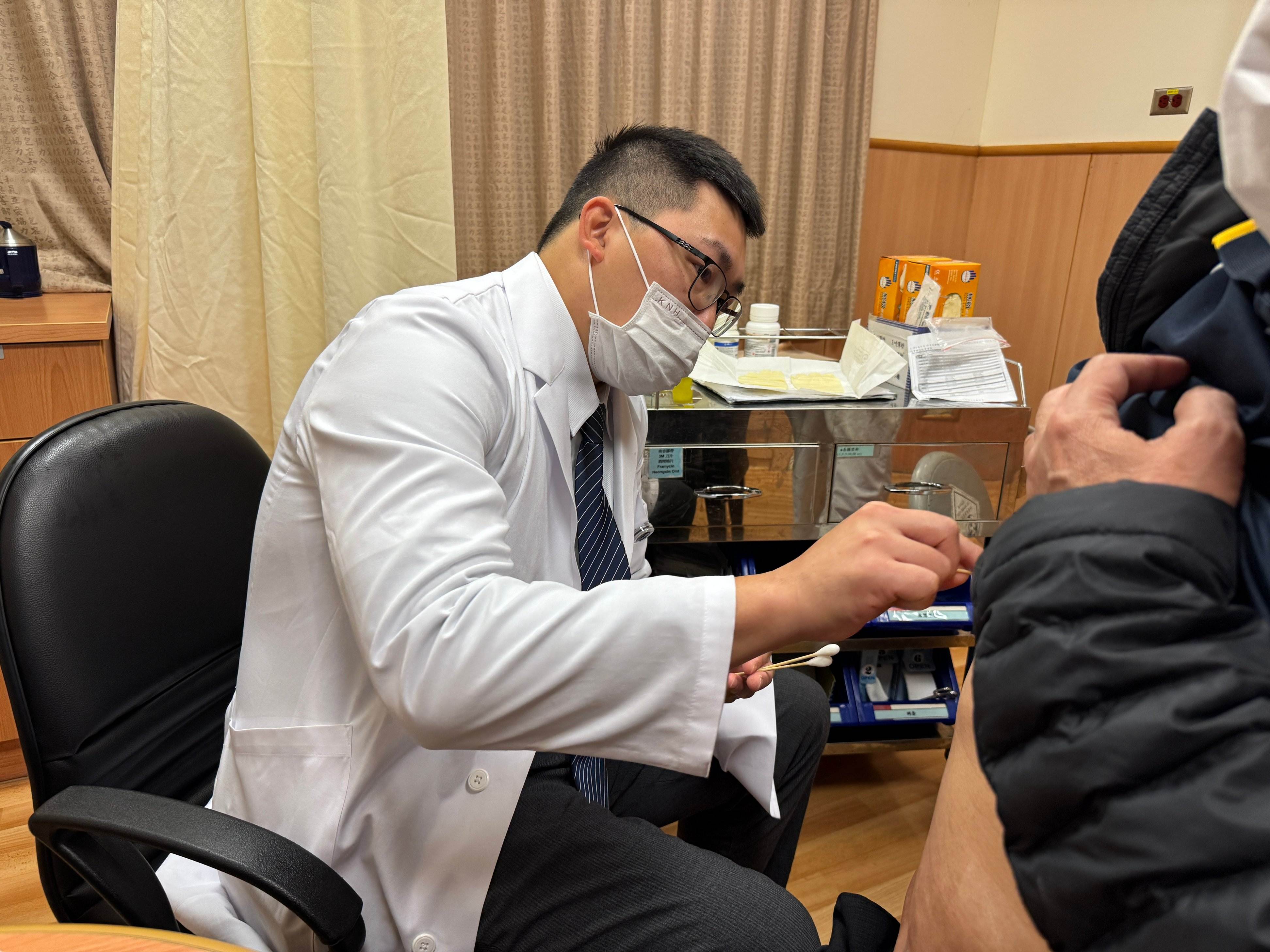 翁任康醫師（左）為林先生進行術後檢查，胸腔鏡微創手術因傷口小，不僅降低疼痛，也大幅縮短復原時間。