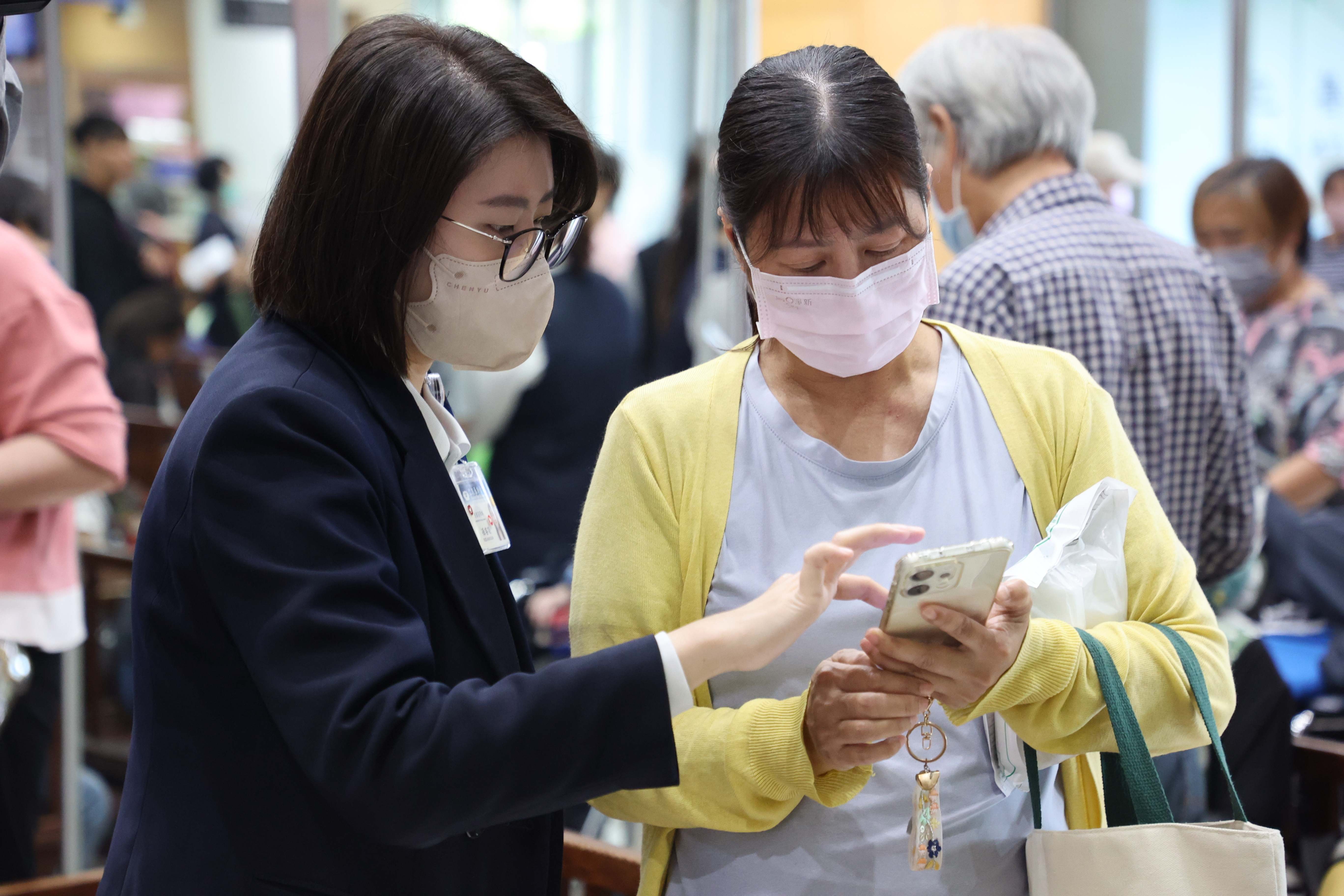 快閃活動現場有專人協助民眾下載體驗，許多首次接觸這APP的長者在團隊的幫忙下順利完成註冊，活動將持續至4月30日，每日上午10點至11點於大愛樓一樓門診大廳舉行。