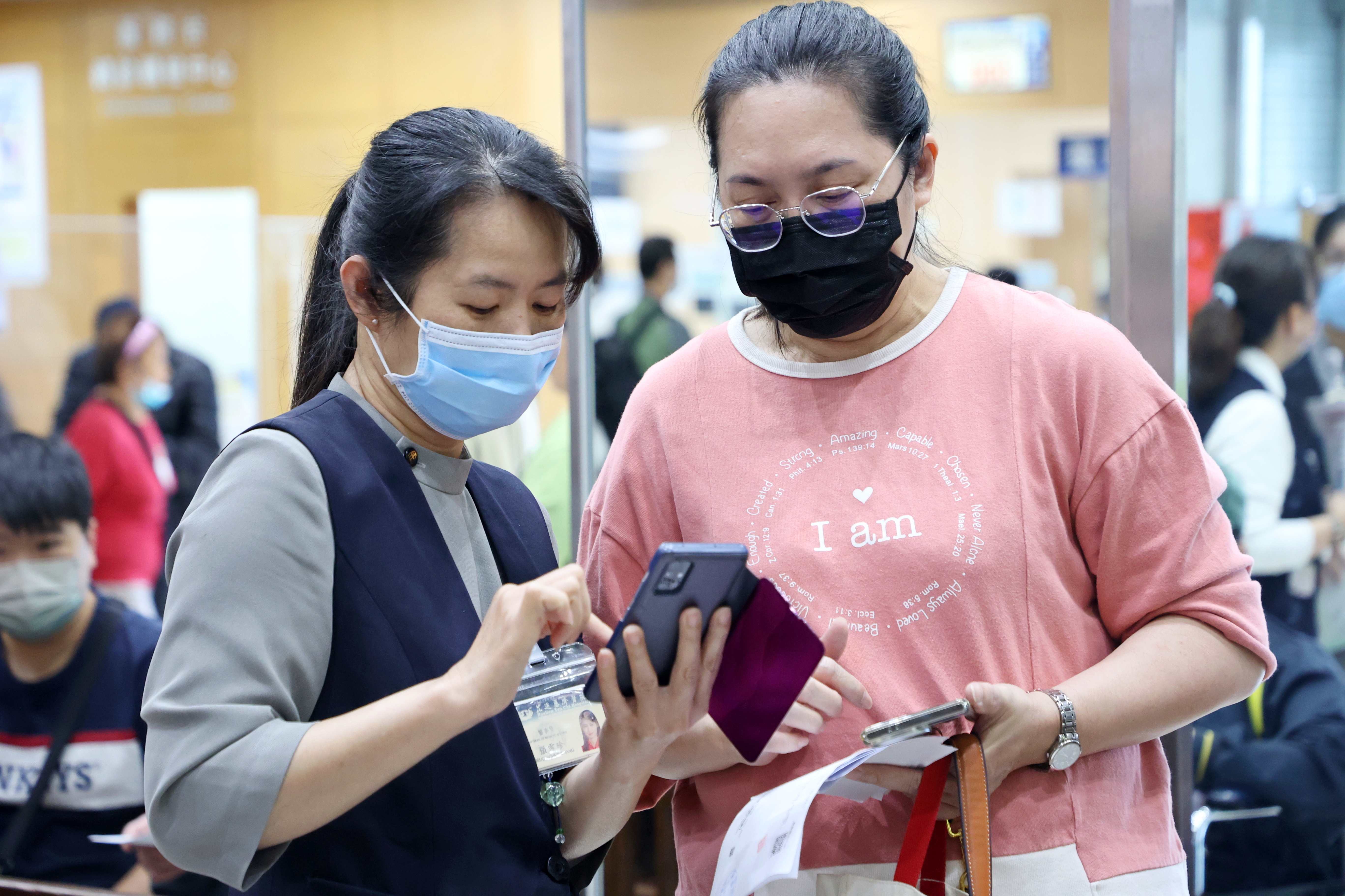 快閃活動現場有專人協助民眾下載體驗，許多首次接觸這APP的長者在團隊的幫忙下順利完成註冊，活動將持續至4月30日，每日上午10點至11點於大愛樓一樓門診大廳舉行。