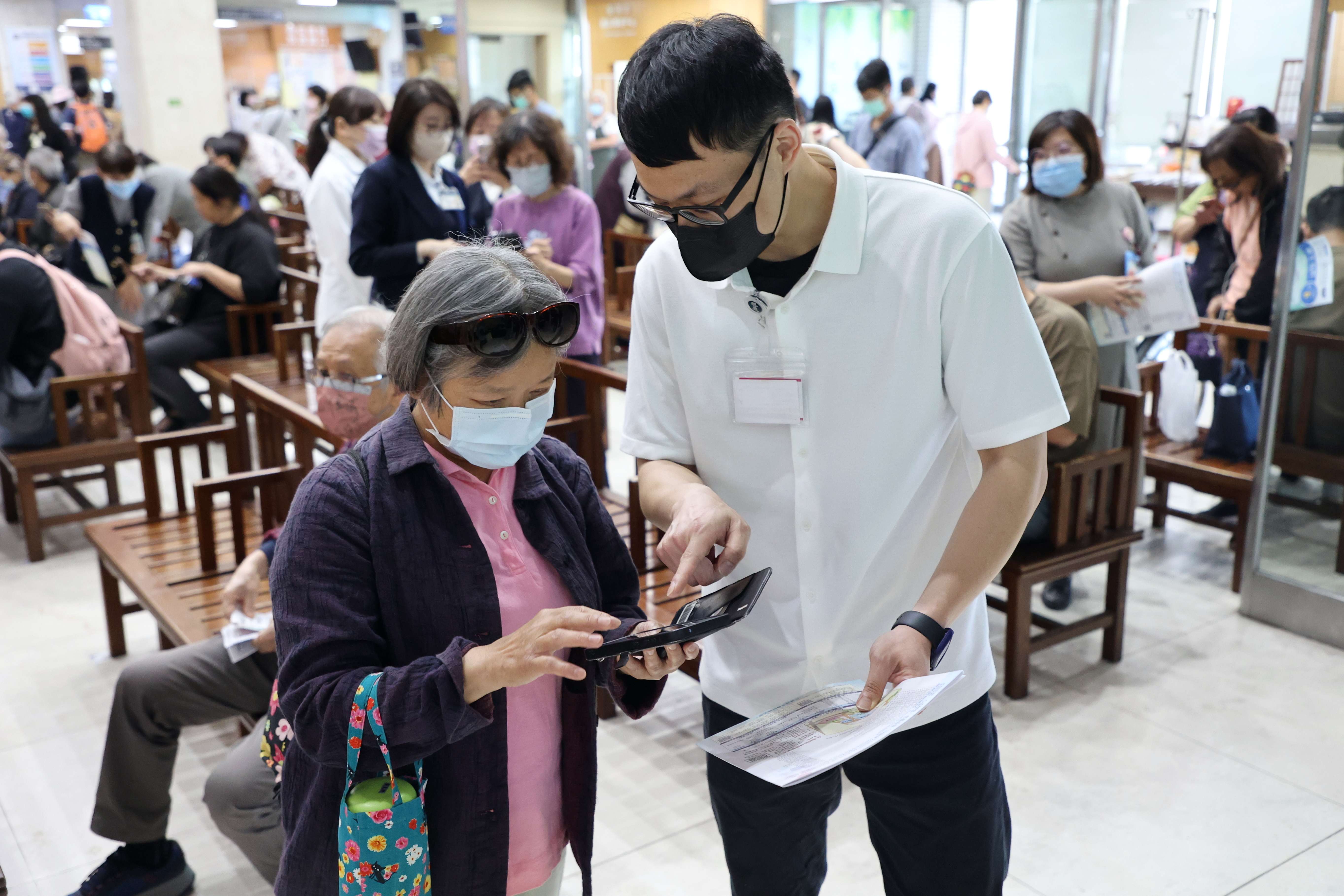 快閃活動現場有專人協助民眾下載體驗，許多首次接觸這APP的長者在團隊的幫忙下順利完成註冊，活動將持續至4月30日，每日上午10點至11點於大愛樓一樓門診大廳舉行。