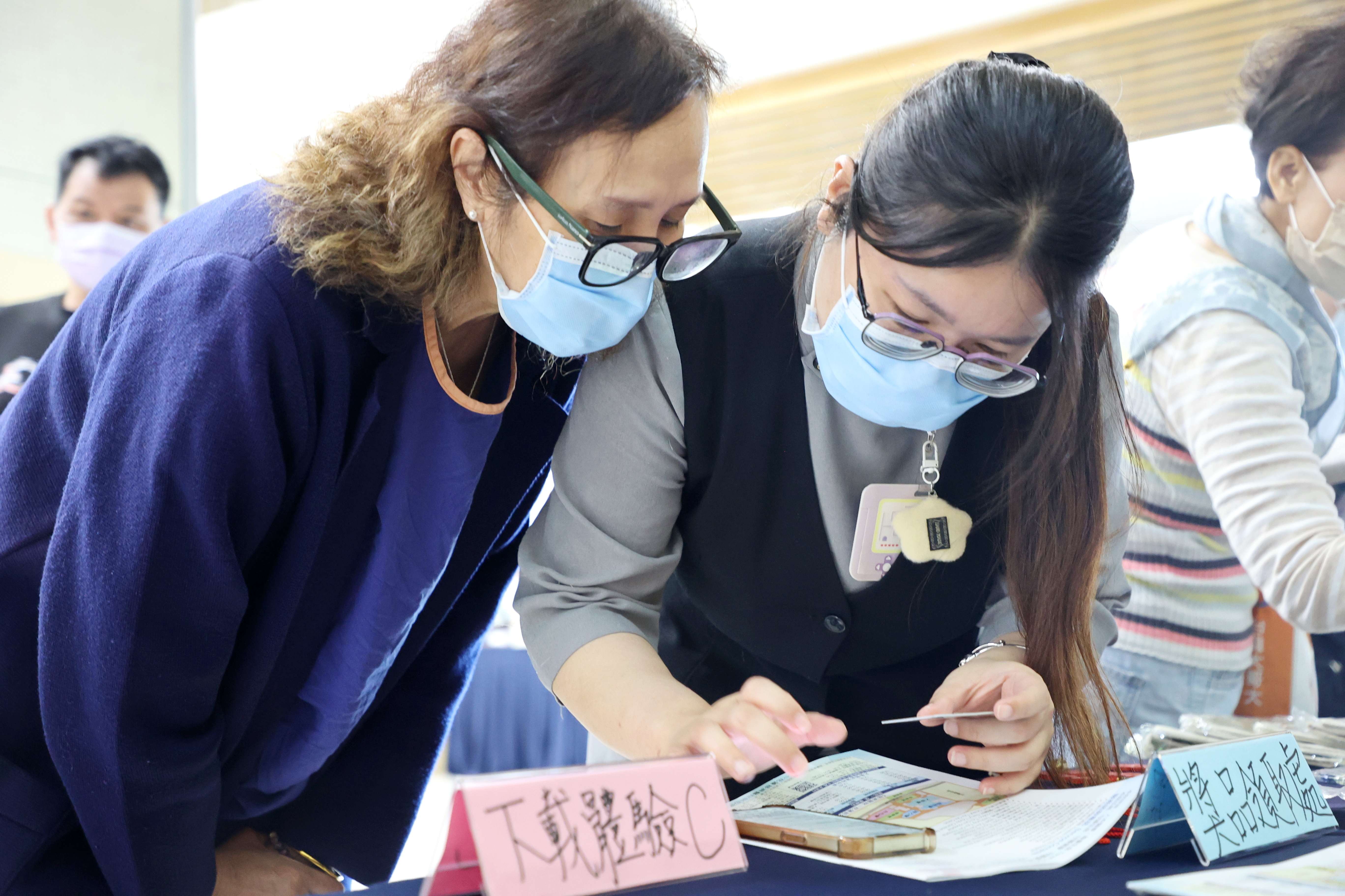 快閃活動現場有專人協助民眾下載體驗，許多首次接觸這APP的長者在團隊的幫忙下順利完成註冊，活動將持續至4月30日，每日上午10點至11點於大愛樓一樓門診大廳舉行。