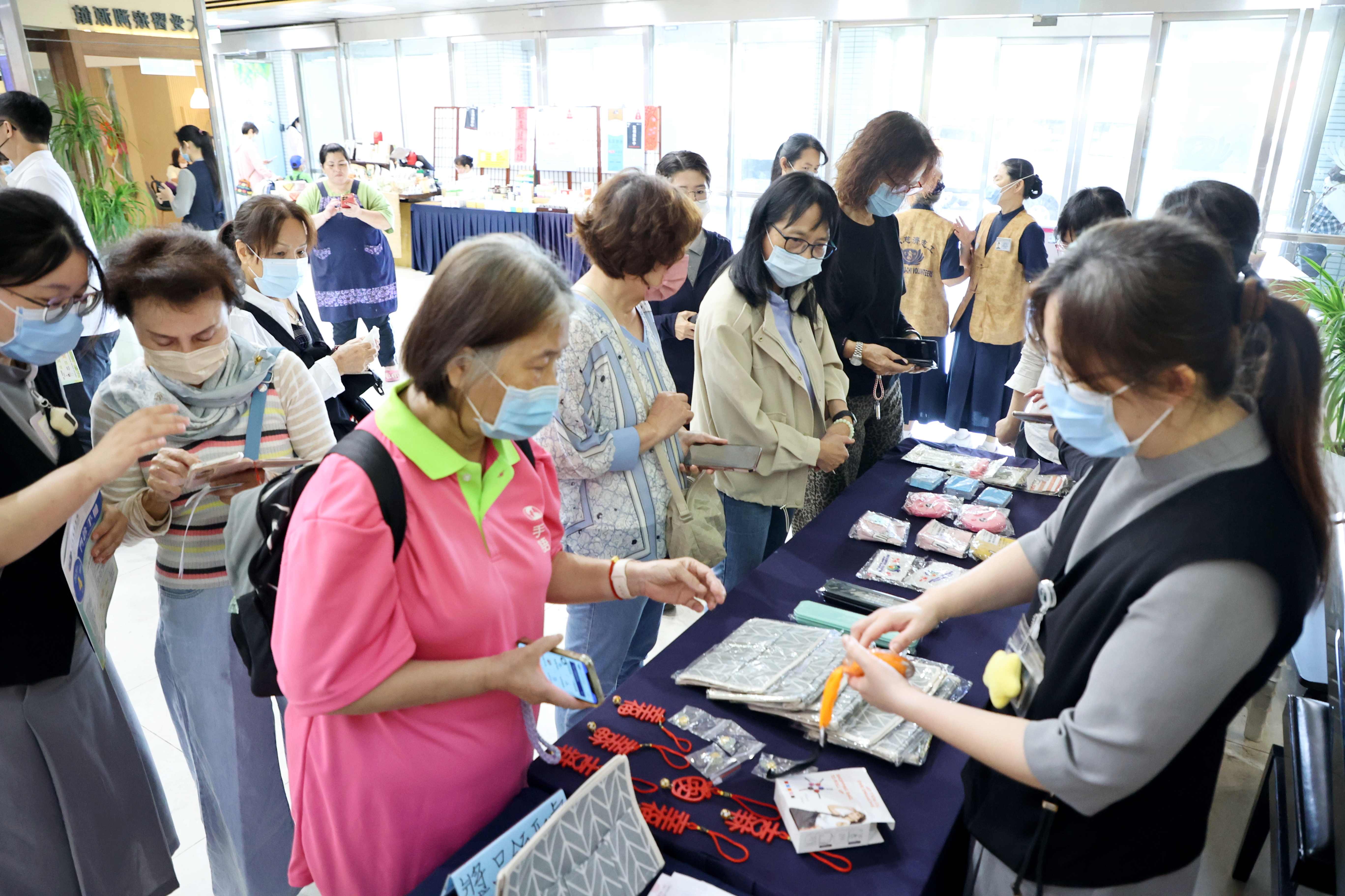 現場活動吸引不少民眾參與體驗，限量100份精美健康祝福禮不到一個小時即兌換完畢。回診的游女士分享「快到號時再回來就好，不用一直坐著等，還可以先去辦其他的事，真的方便很多！」