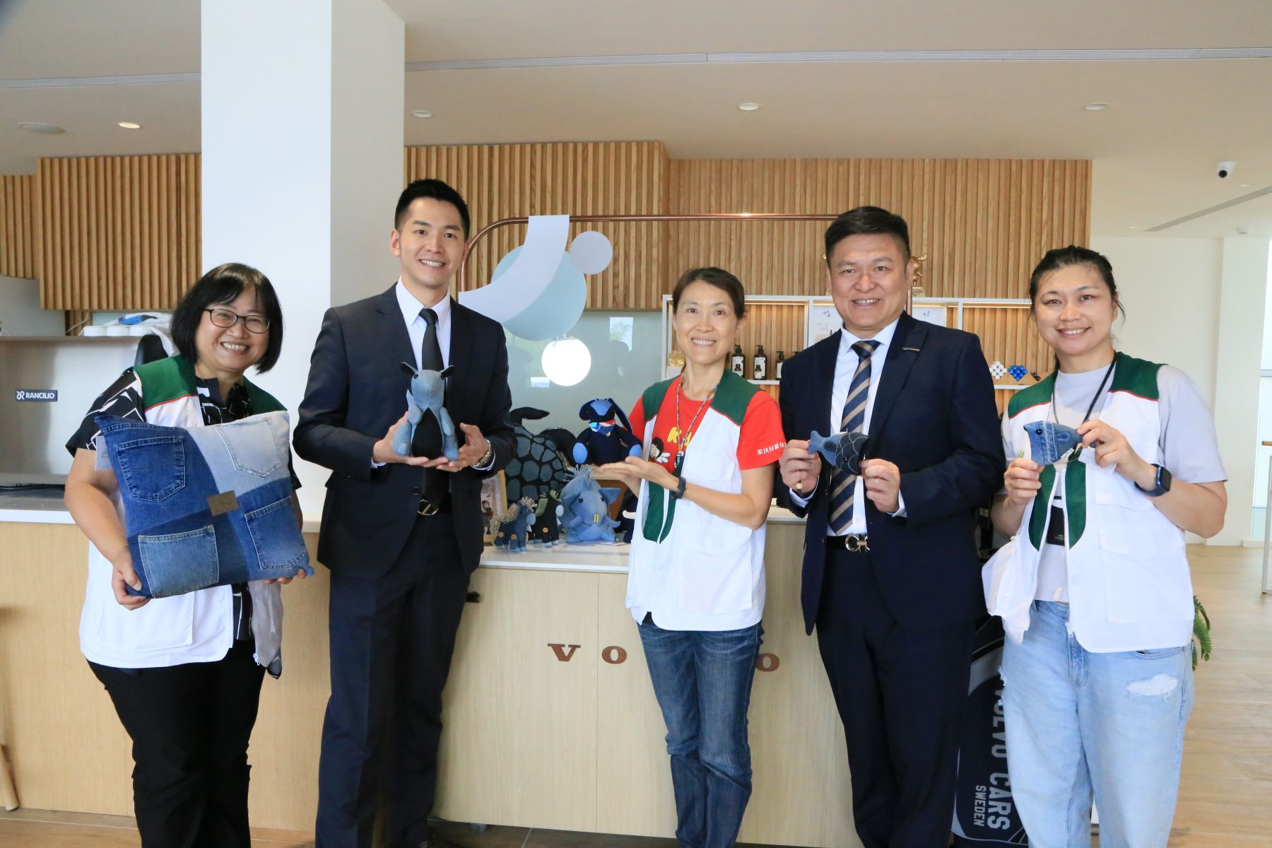 家扶「後山 家優」幸福小舖於VOLVO展示中心設櫃展售，各項丹寧作品均由家扶輔導的布藝師設計製作，幫助弱勢家庭