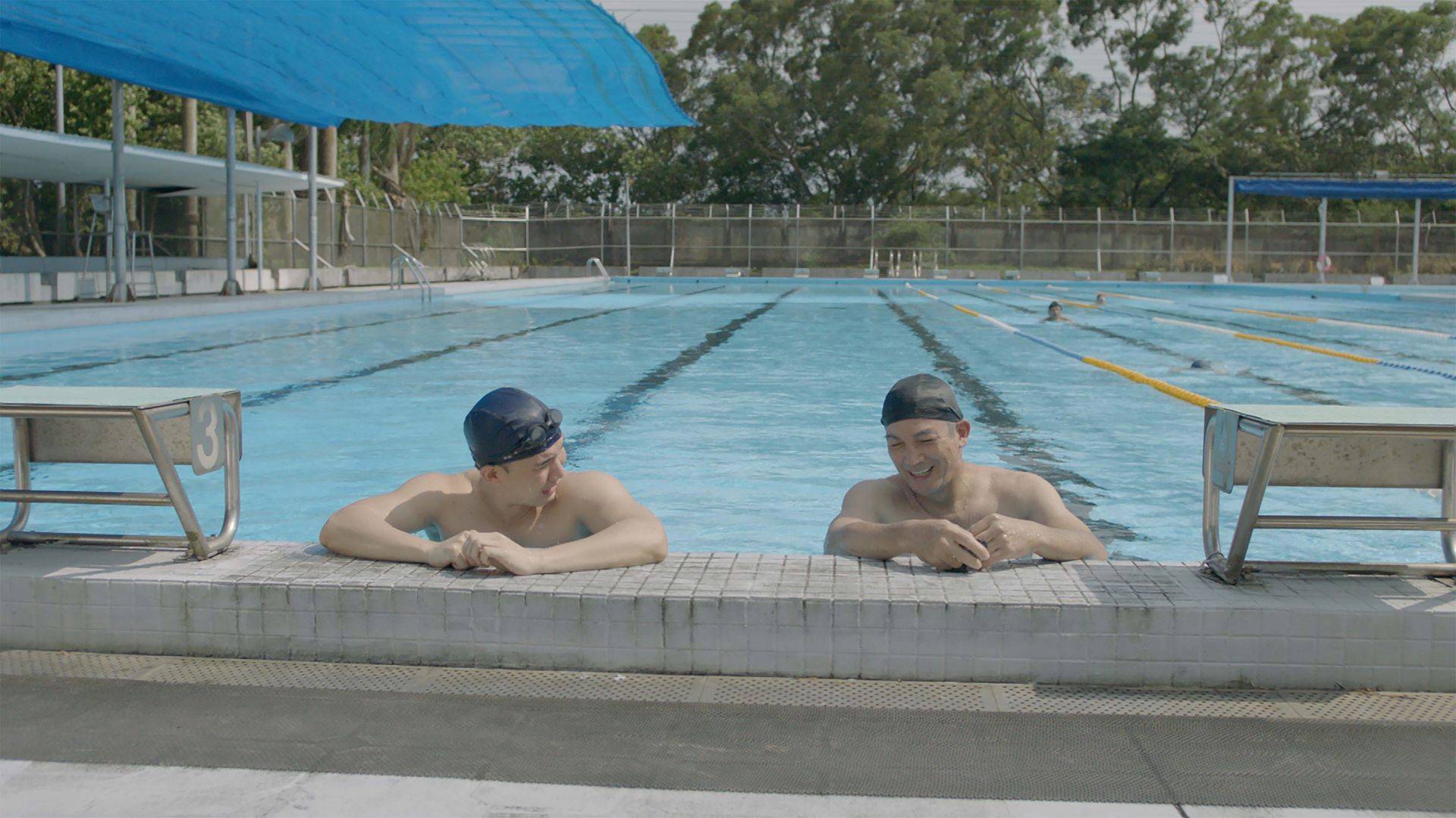 佳勇(楊鎮飾演)陪父親陳新發(伊正飾演)晨泳鍛煉身體，新發的好體力讓佳勇自嘆弗如