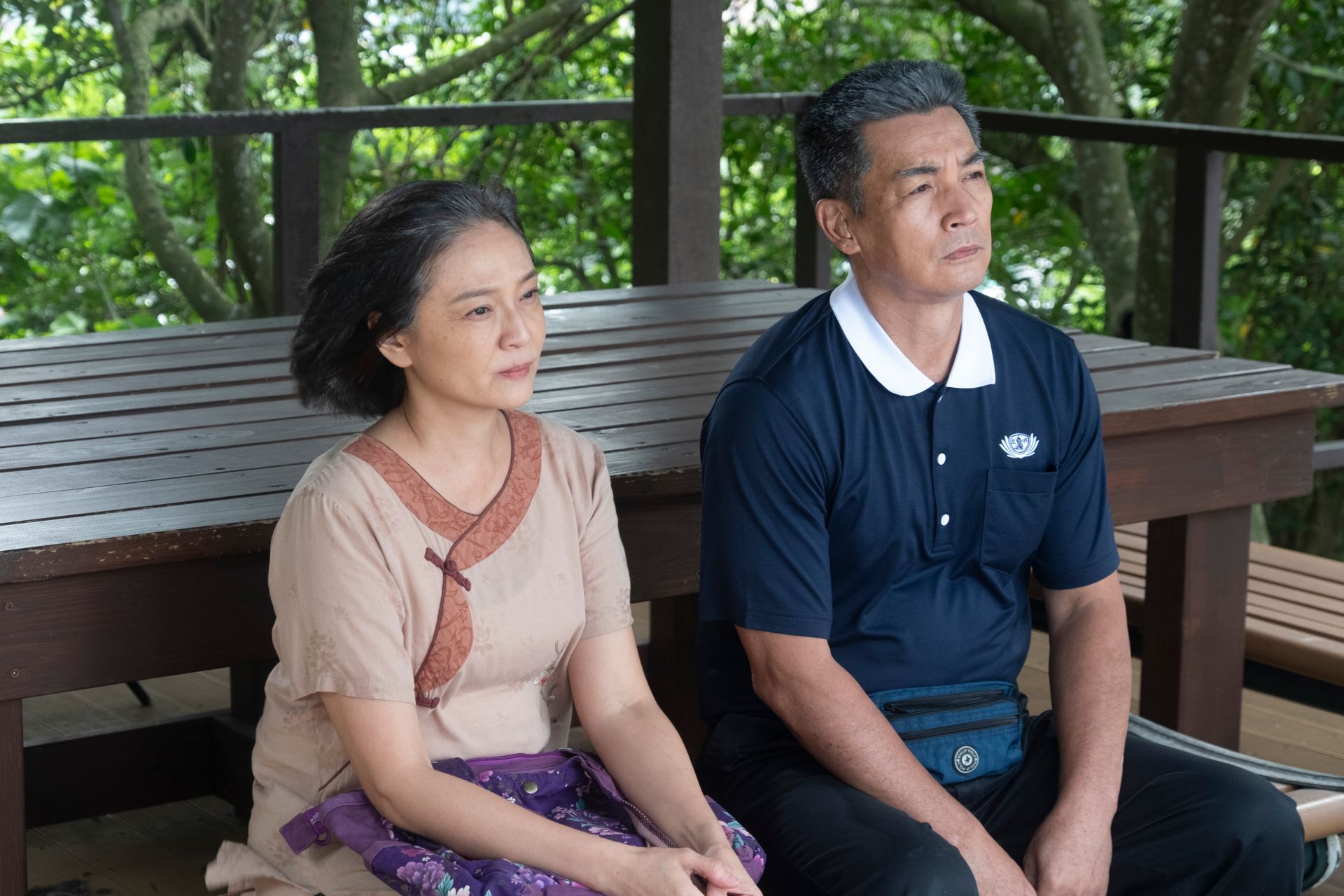 新發(伊正飾演)因環保站再次面臨拆遷的危機心情欠佳，阿照(梁家榕飾演)從旁勸解