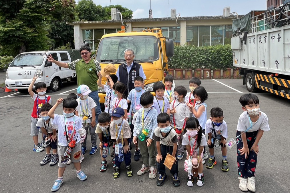 活動結束小朋友在垃圾車及回收車前合影