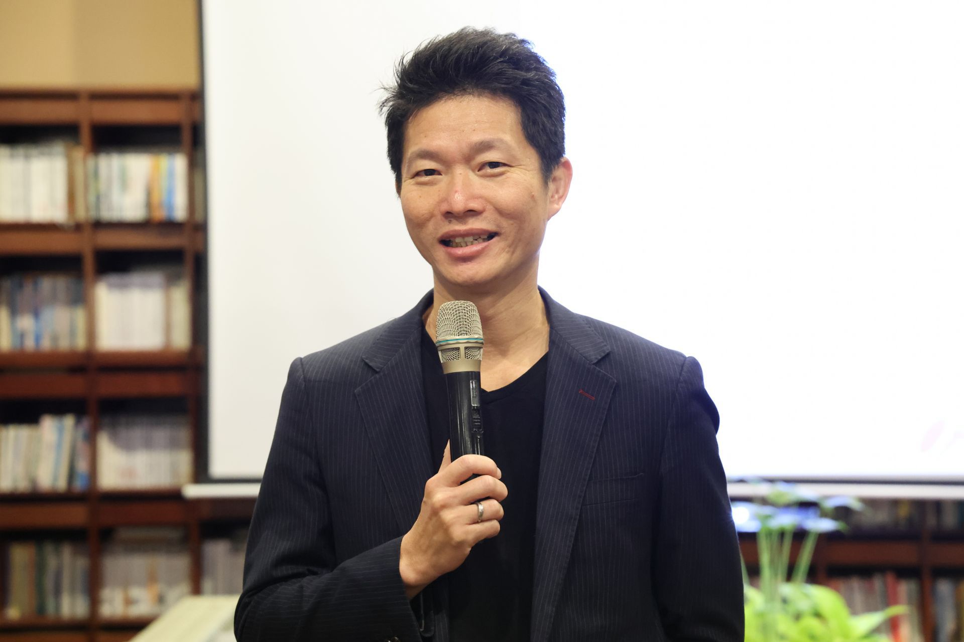 陳謙仁諮商心理師表示，志工要降低「一定要做些什麼」的焦慮，不急於解決眼前的問題，而是要陪伴個案在適當的時機說出心裡的聲音。