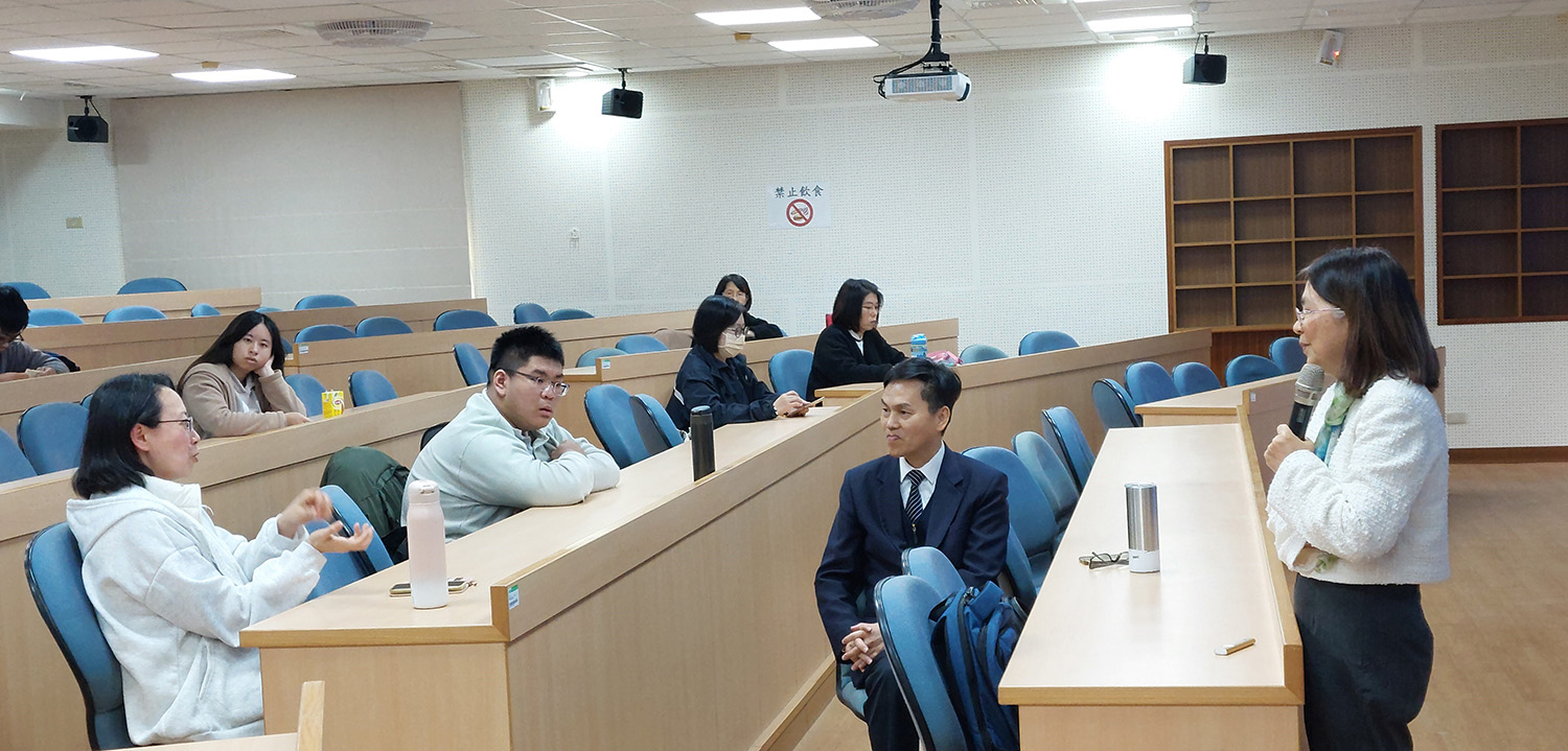 通識教育中心蔡宜靜副教授分享個人在紐西蘭的多元文化生活經驗。