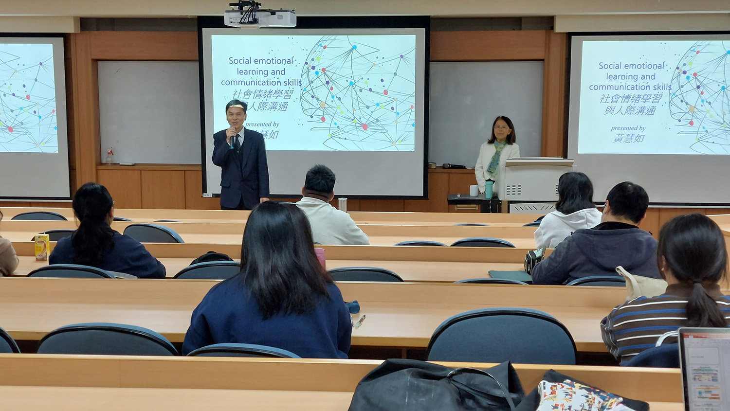 陳翰霖主任開場介紹黃慧如教授。