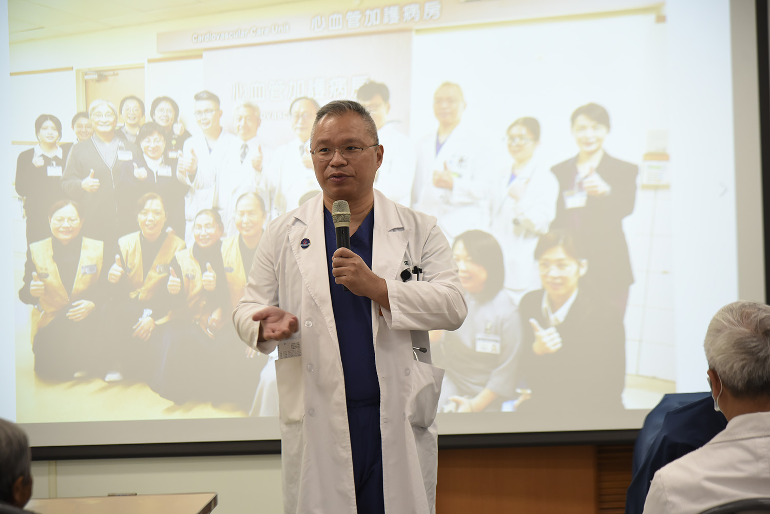 心臟外科主任張兼華現場感謝醫療團隊一年來齊心投入,特別是一線護理人員的辛勞付出。