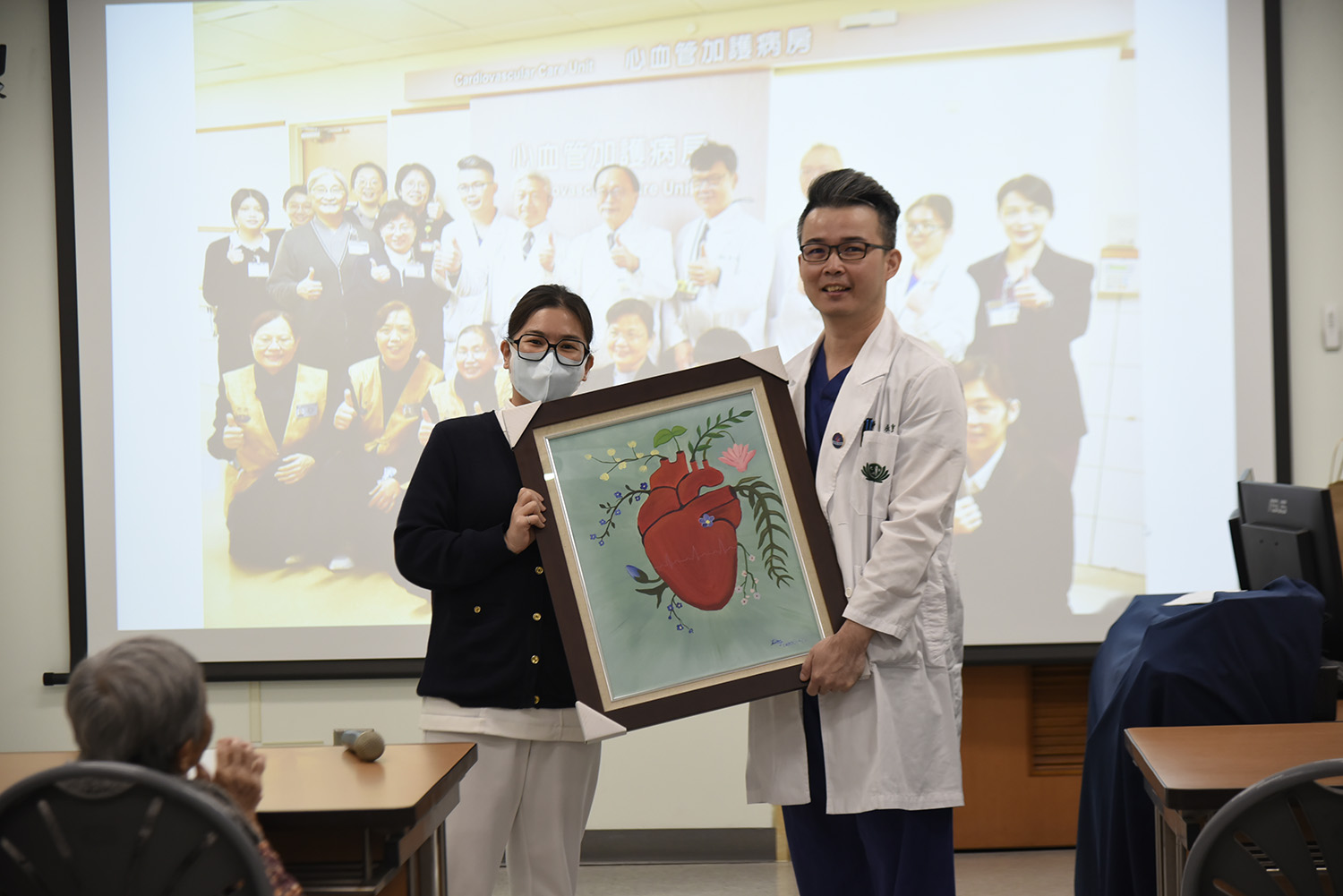 黃護理長特別將親手繪製的心臟畫作致贈予病房主任許永亨,象徵守護生命與傳遞關懷的初心,場面溫馨動人。