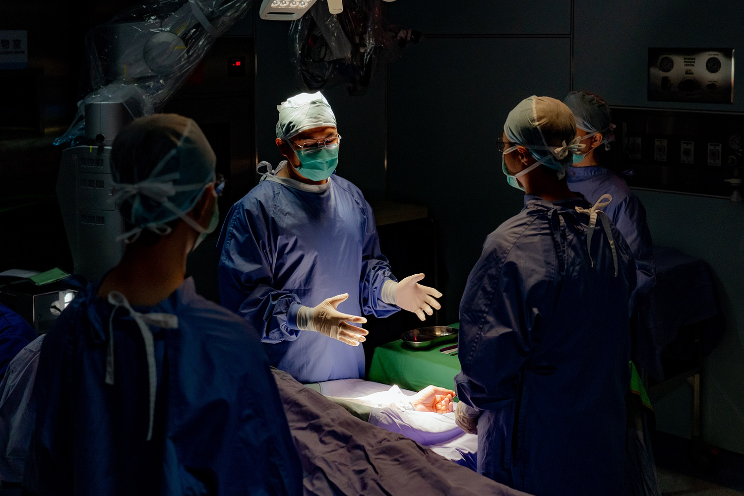 郭耀仁醫師(圖中,黃浩詠飾)準備進行異體手臂移植手術。