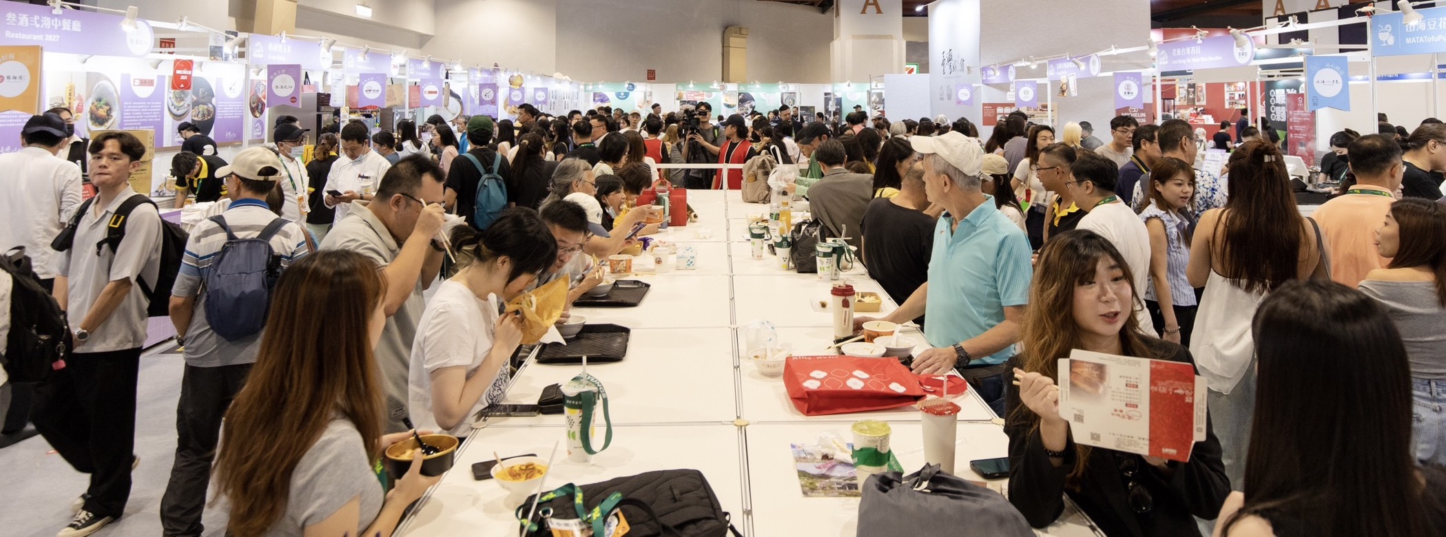經濟部商業發展署「臺灣好食館」，吸引大批民眾品嚐選購特色美食。