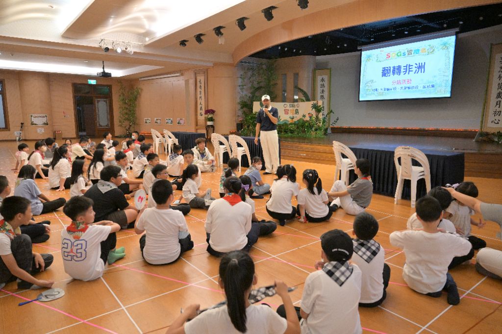 慈濟志工潘信成在「翻轉非洲」分站前，叮囑學員要以開心的心情來與非洲青年講師互動。