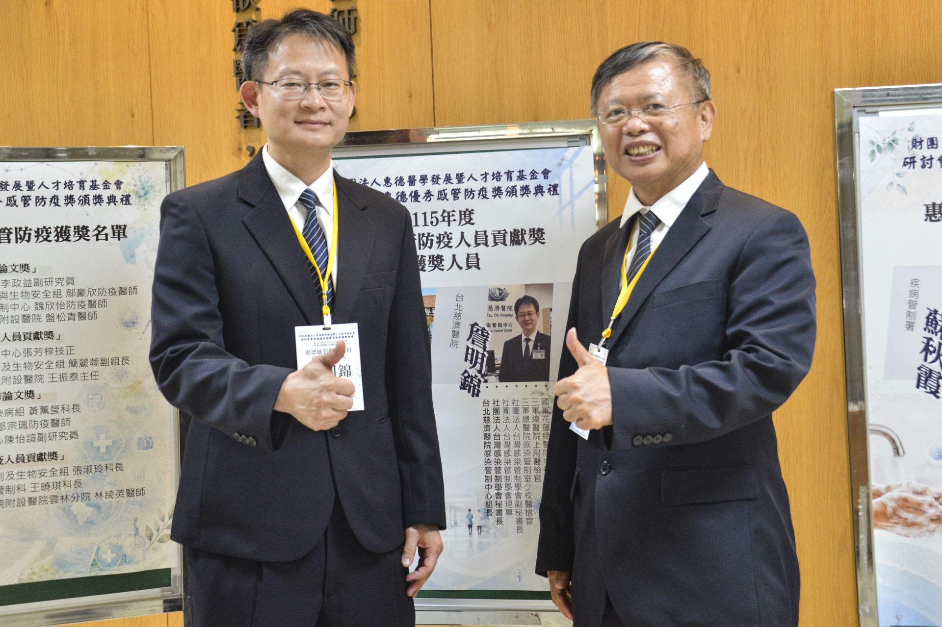 頒獎典禮於8月1日在台大醫學院舉行,徐榮源副院長(右)與詹明錦組長共同出席。