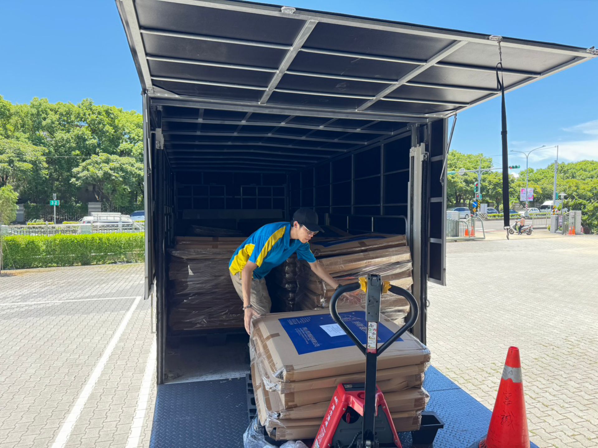200頂福慧隔屏,4日中午前送往桃園機場,預計當日下午由中華航空免費協助直飛日本福岡機場,投入後續的援助工作當中。