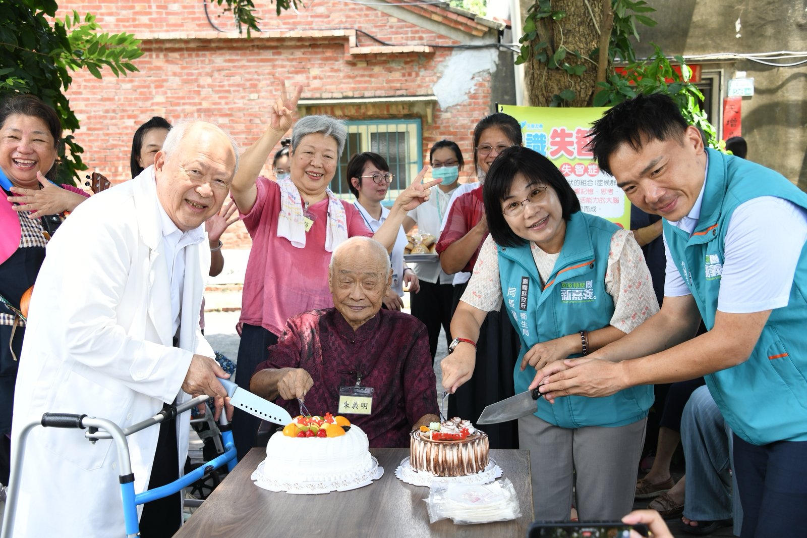 趙紋華局長與曹汶龍主任陪伴長者切蛋糕慶祝佳節