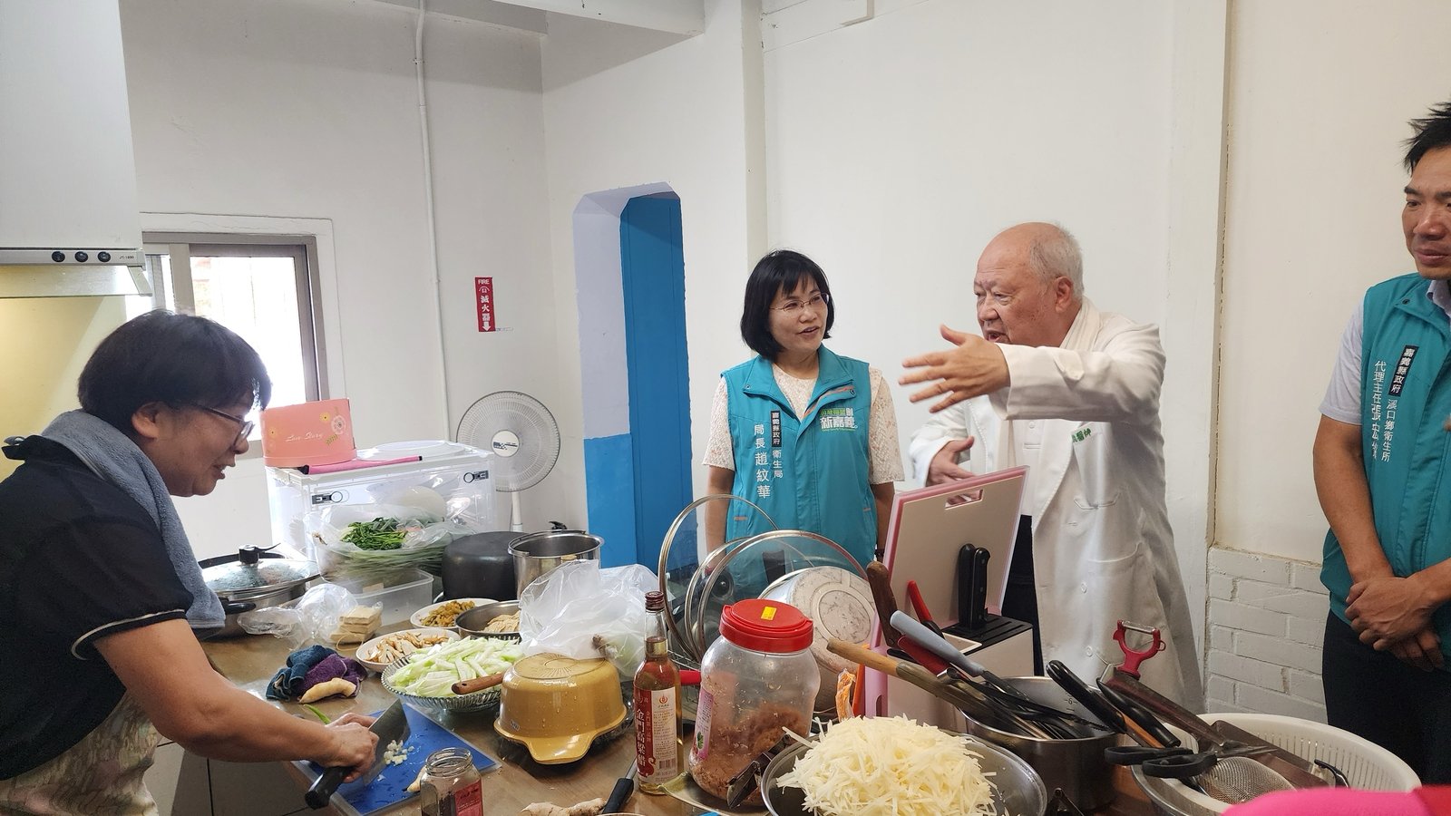 曹汶龍主任陪同趙紋華局長參觀互助家庭環境