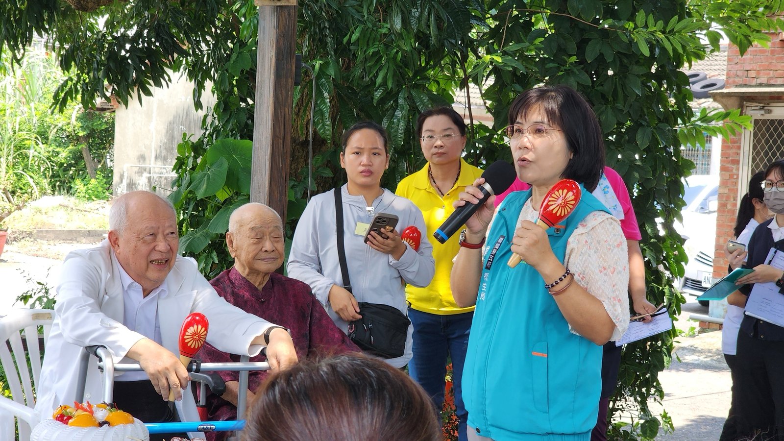 趙紋華局長感謝曹汶龍主任用心經營溪口互助家庭