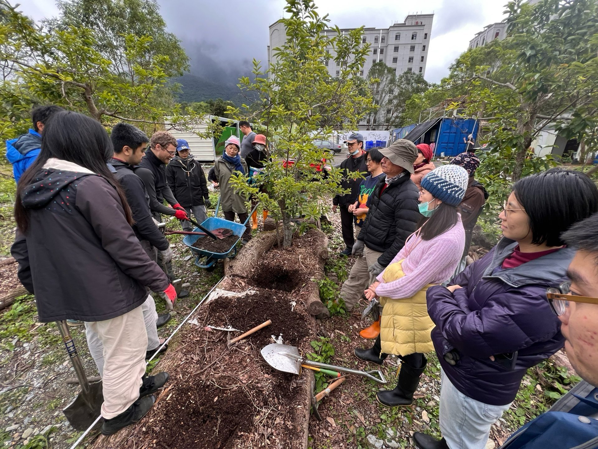 帶領社區民眾與學生從理論到實作，將原本遍布石頭、貧瘠難耕的土地，逐步演變成如今生機盎然的食物森林。
