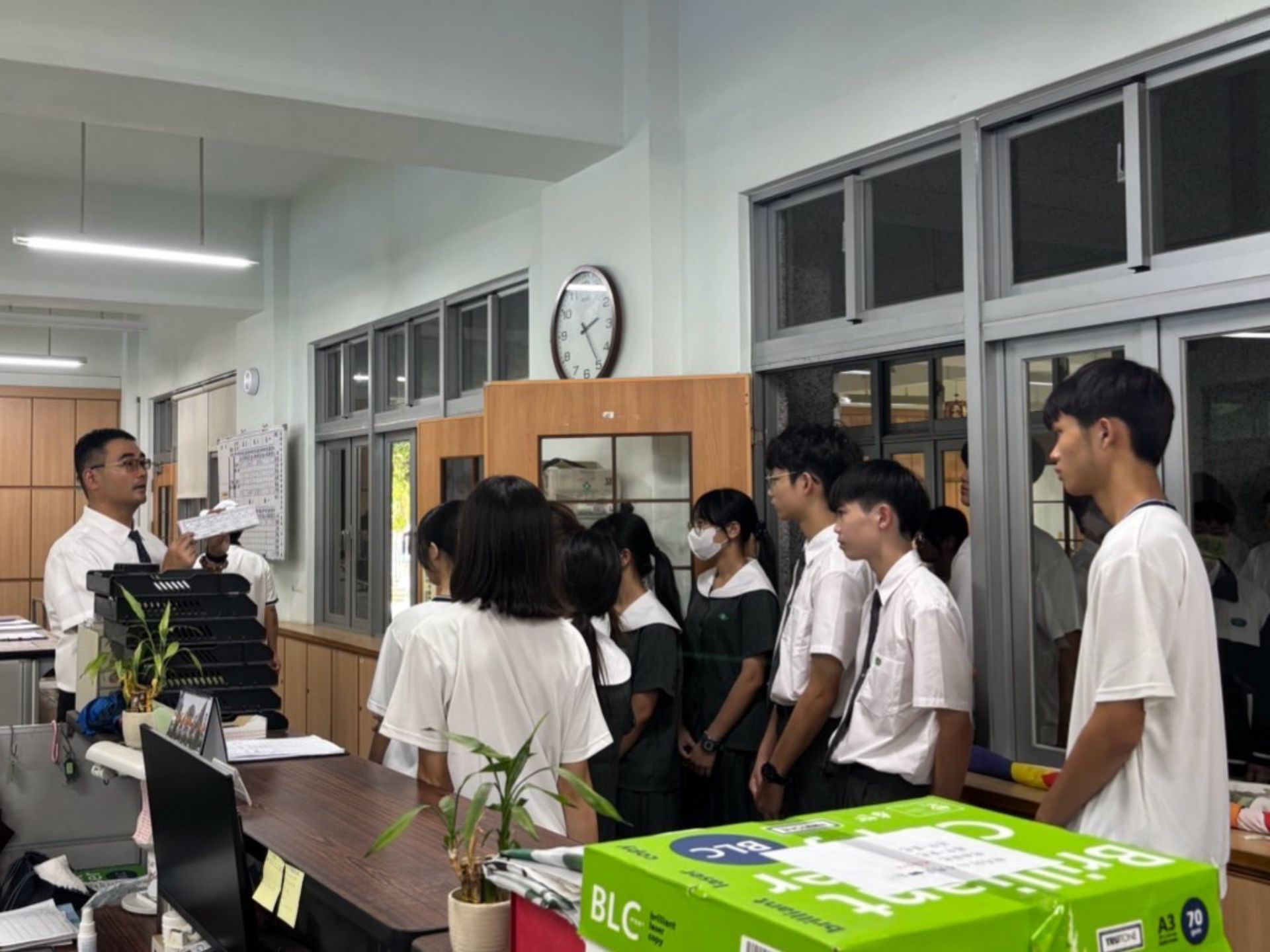 透過校園巡禮,導師引領同學認識各處室的位置與職掌,建立正確的校園生活概念。