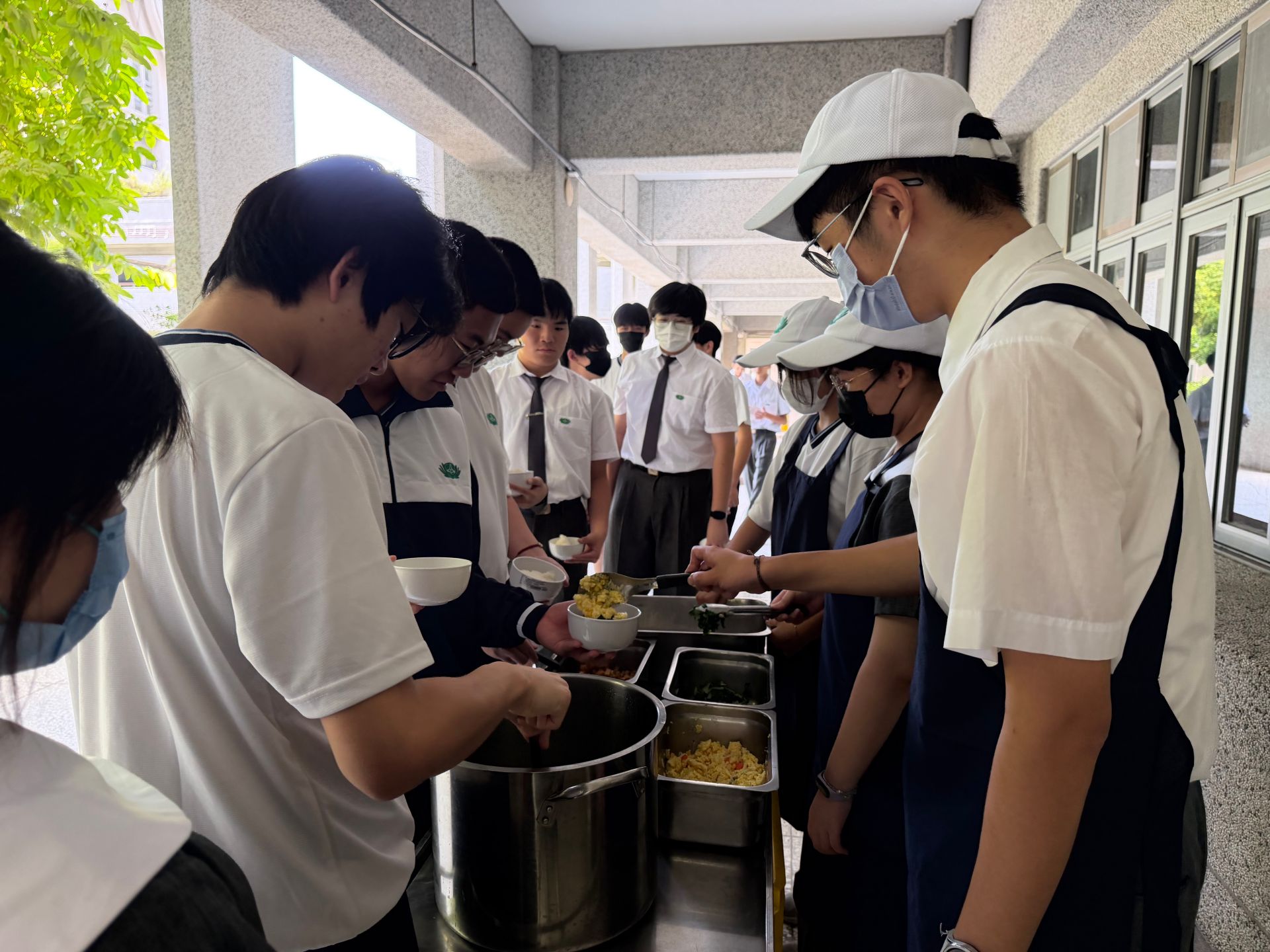 食的威儀課程,同學們從實際打餐中學習用餐禮儀,體會感恩惜福、珍惜每一份餐點