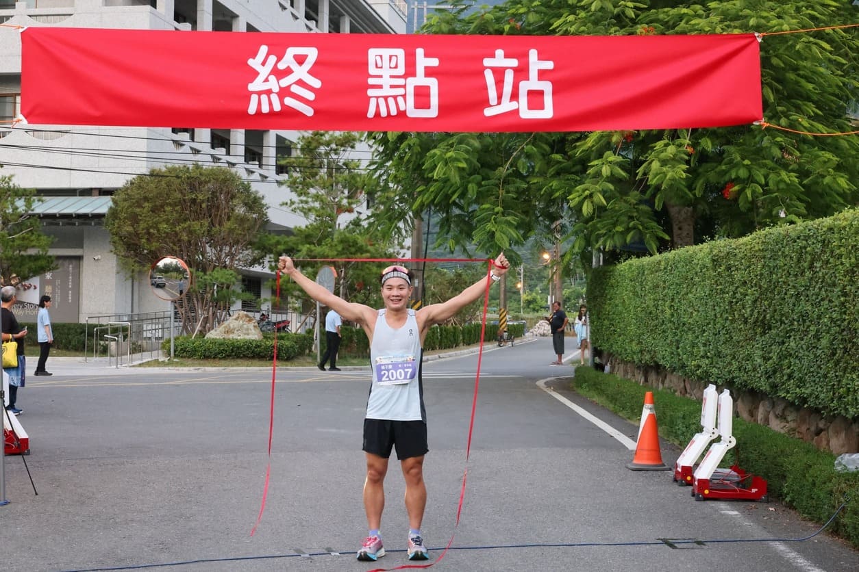 楊子慶以29分11秒最先抵達終點,他同時也奪得社區路跑組青年男子組第一名。