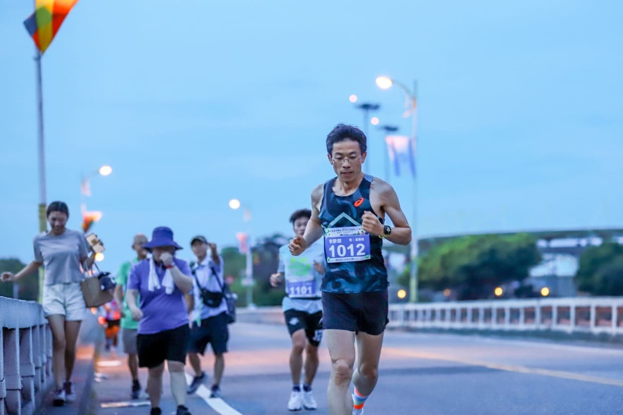 花蓮慈院眼科李原傑醫師獲得醫院路跑組男子長青組第一名,跑出好成績的李醫師完賽後,馬上回到手術臺繼續守護病人的健康。