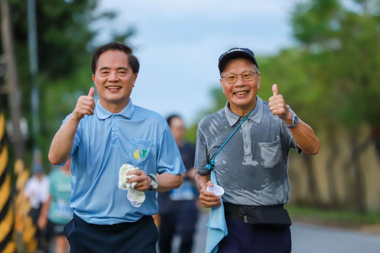 花蓮慈院大家長林欣榮院長(左)帶領大家全程完賽。