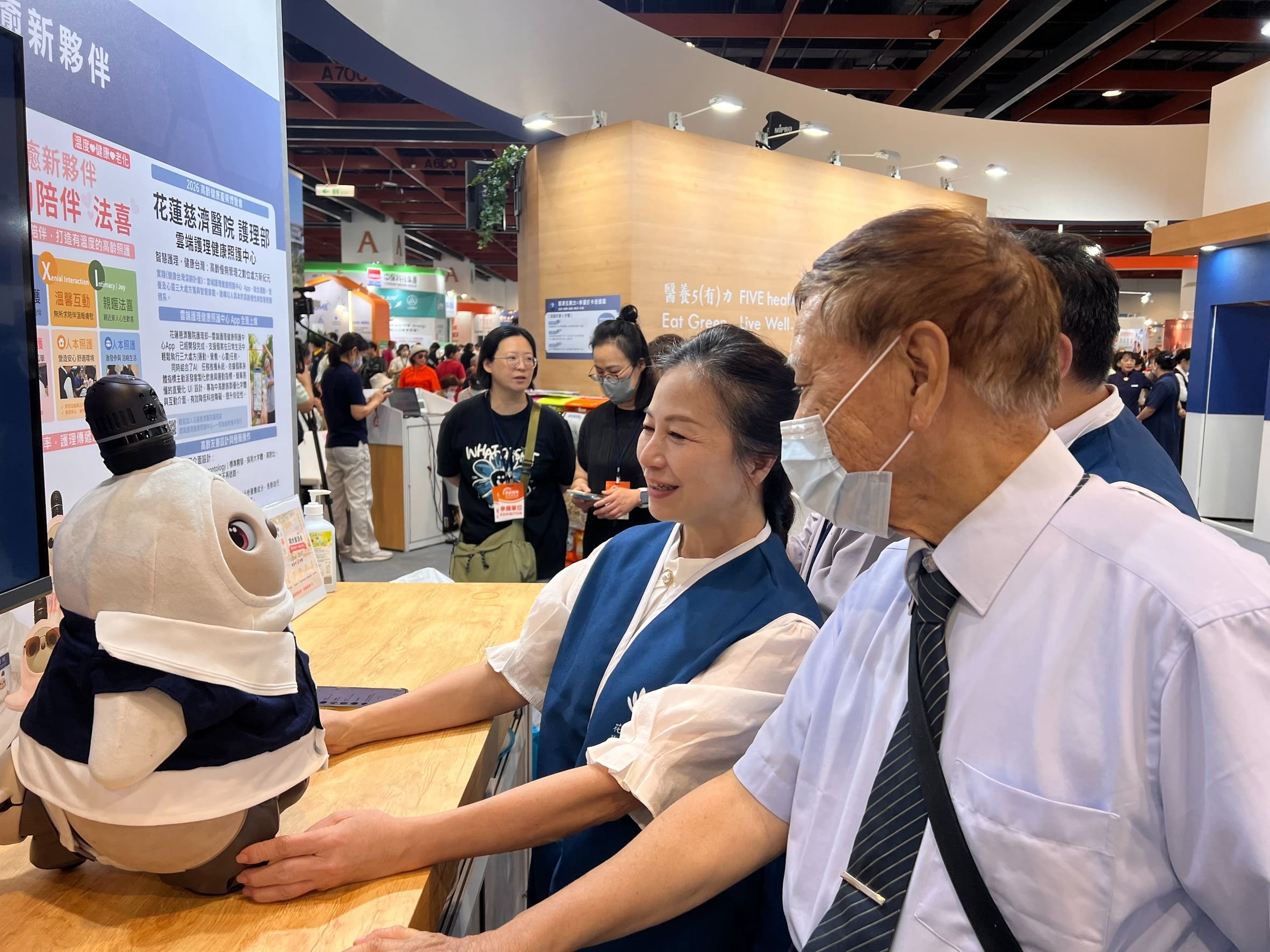 在花蓮慈院展位上,結合人工智慧與情感陪伴的機器人「法喜(FAXI)」十分引人目光。