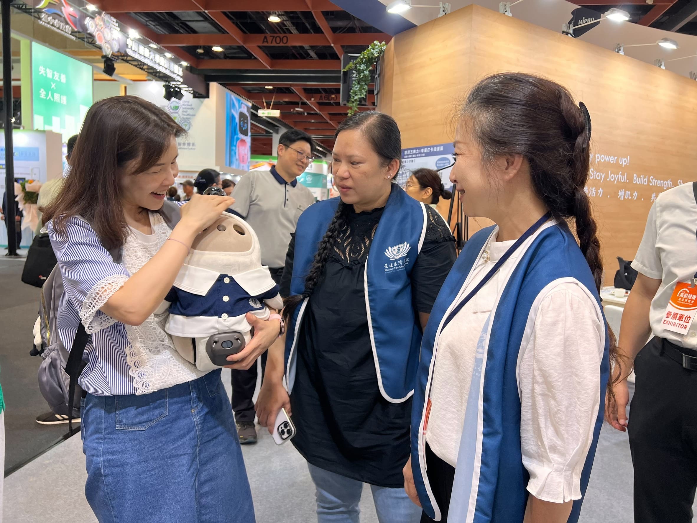 在花蓮慈院展位上,結合人工智慧與情感陪伴的機器人「法喜(FAXI)」十分引人目光。