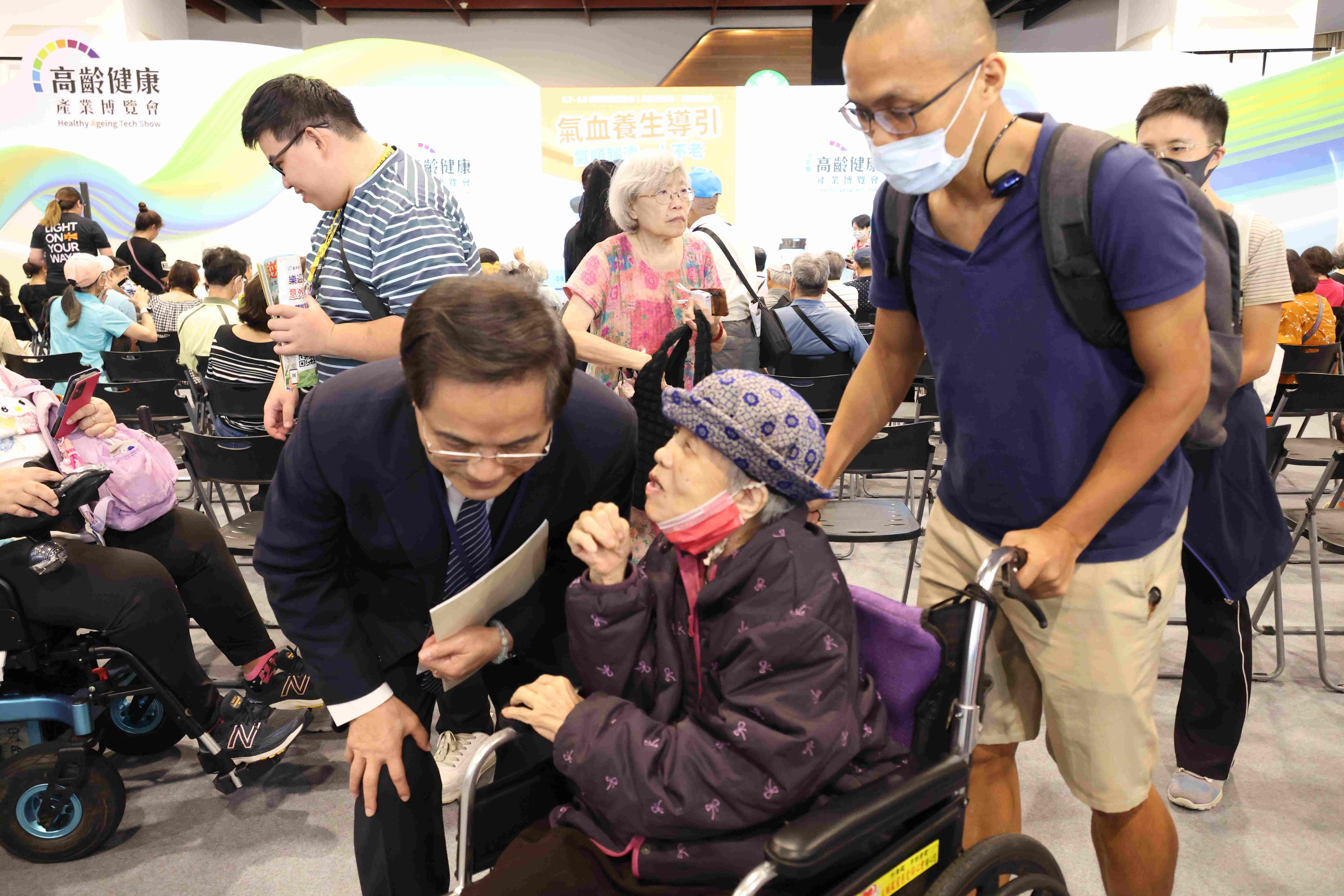 林欣榮院長分享「腦疾病最新治療」，獲觀眾熱烈回響，把握機會諮詢。