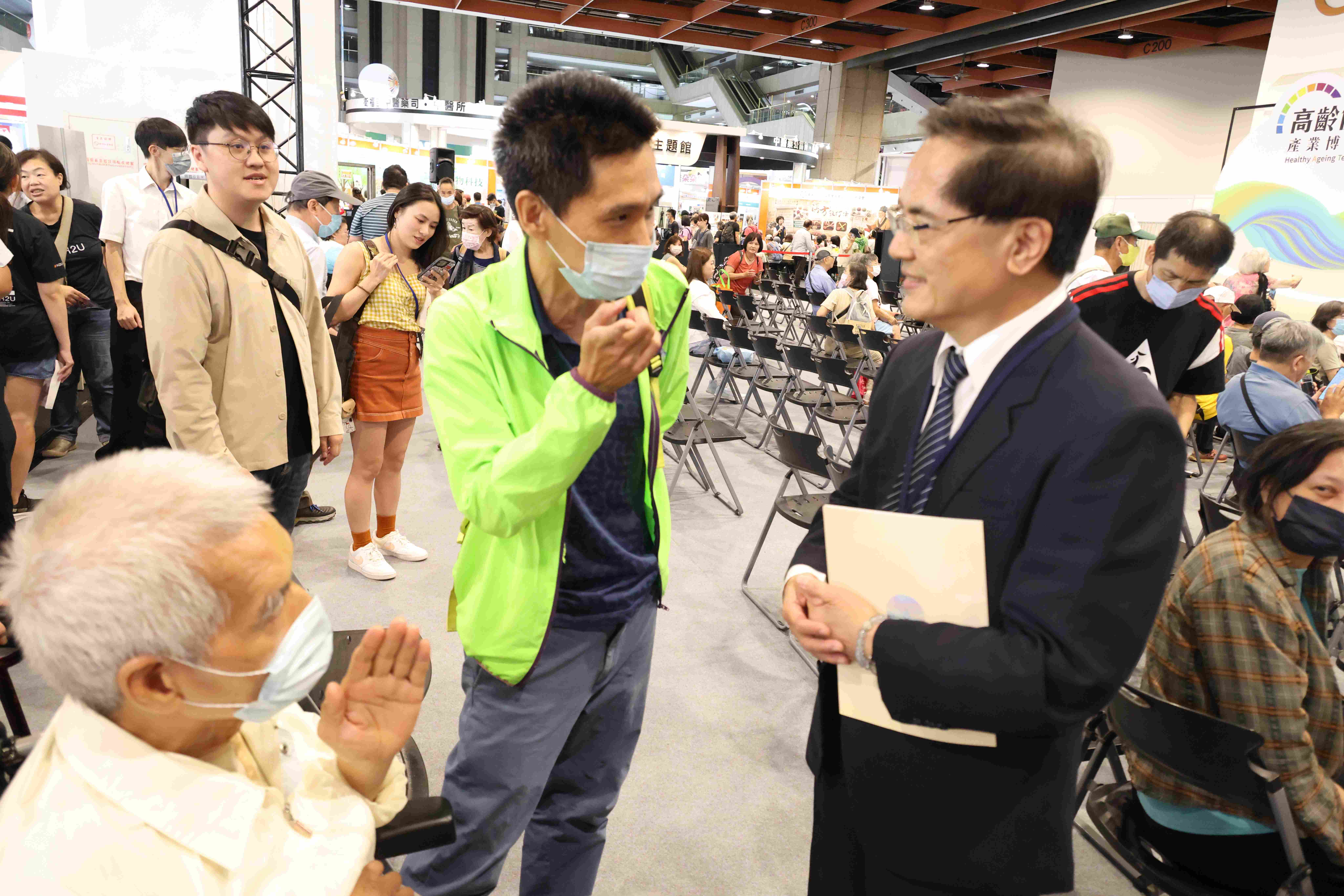 林欣榮院長分享「腦疾病最新治療」，獲觀眾熱烈回響，把握機會諮詢。