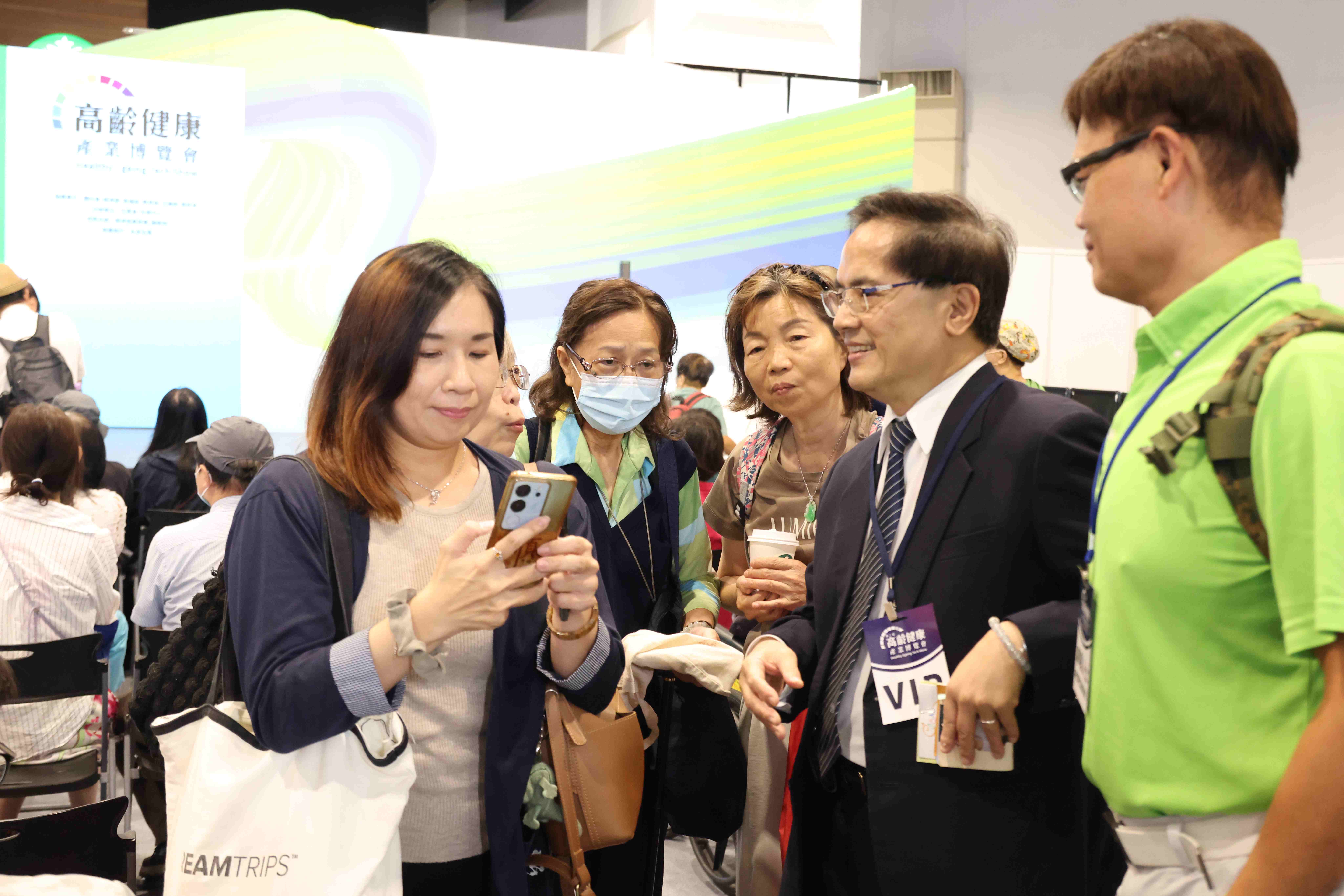 林欣榮院長分享「腦疾病最新治療」，獲觀眾熱烈回響，把握機會諮詢。