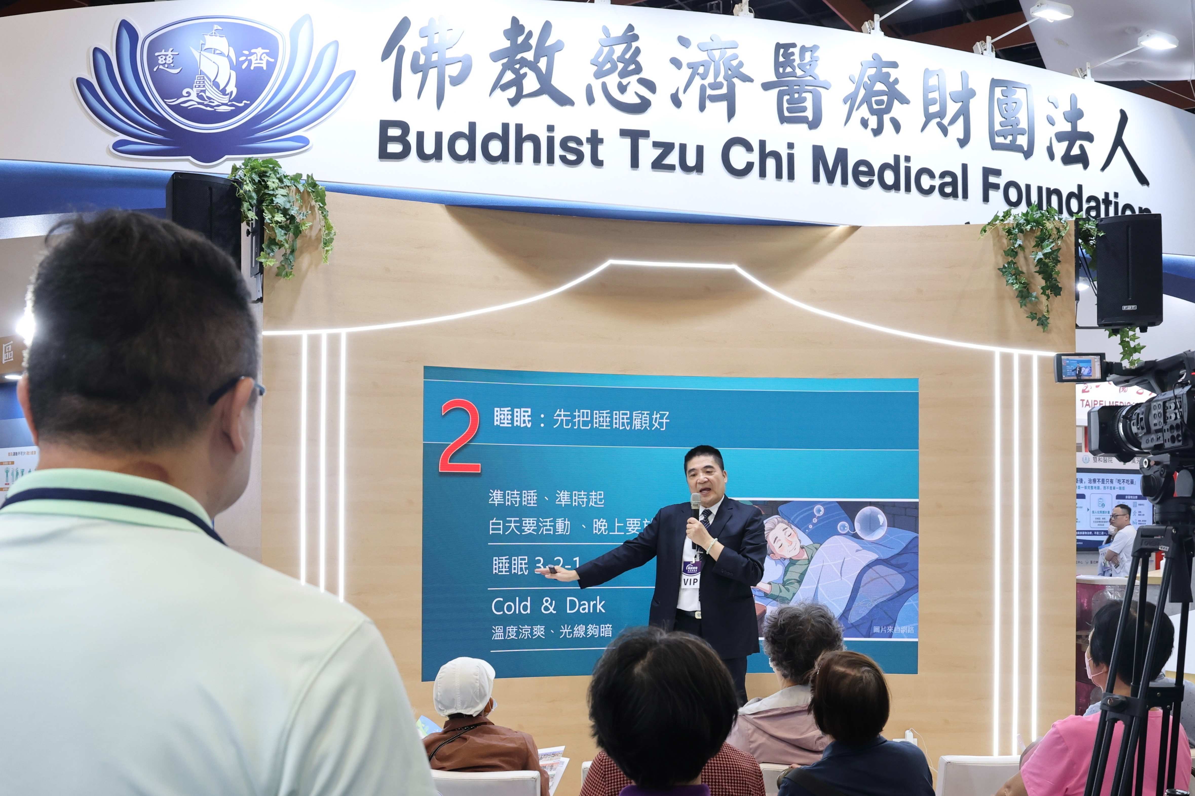 羅慶徽副院長分享「睡眠3-2-1」原則:睡前3小時不吃大餐、2小時不做劇烈運動、1小時減少接觸手機等3C產品,並保持睡眠環境涼爽,必要時配戴眼罩,幫助身心順利進入休息狀態。