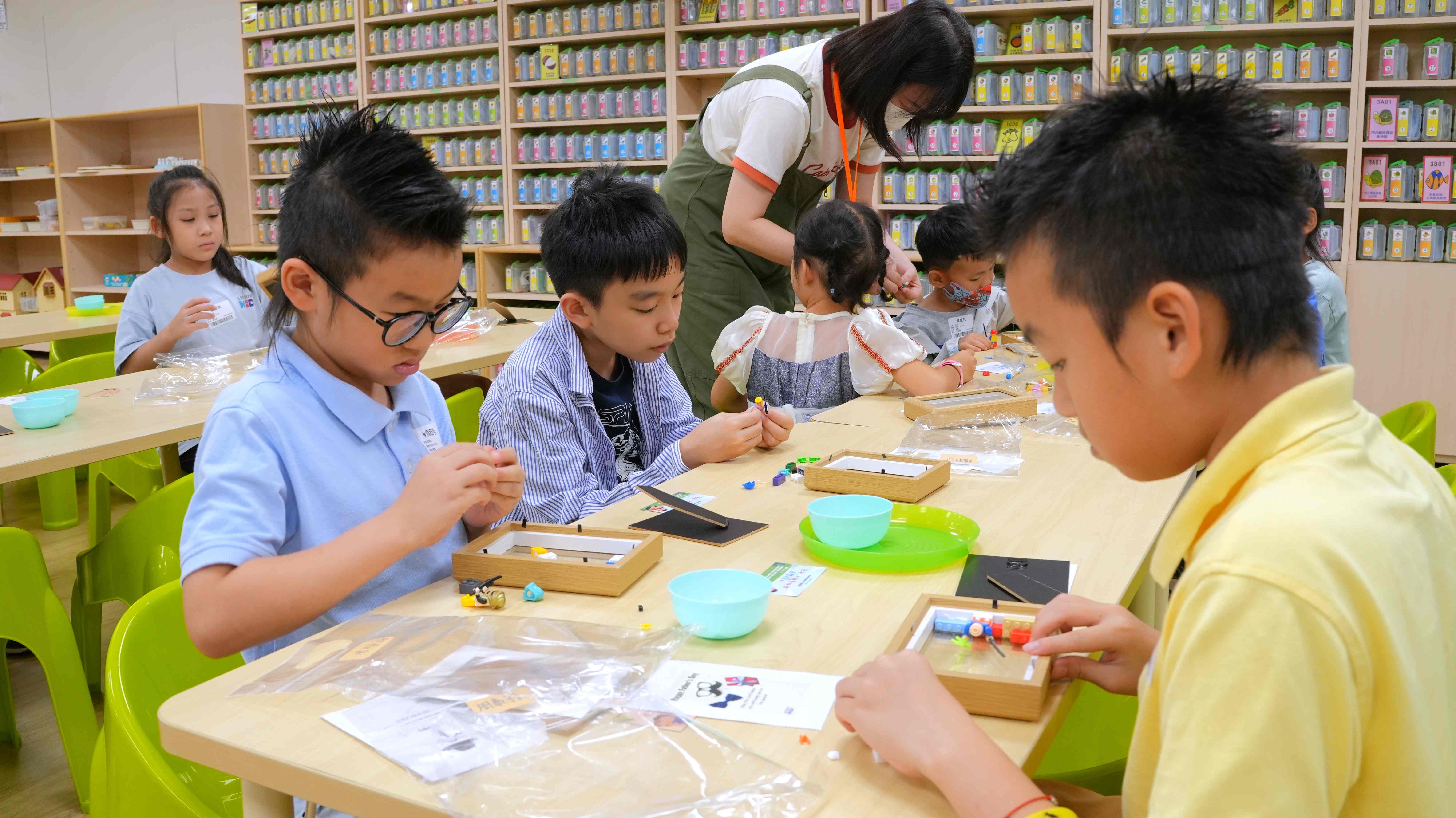 孩子親手製作父親節禮物「我的超人老爸 樂高DIY」,打造心目中的超人爸爸。