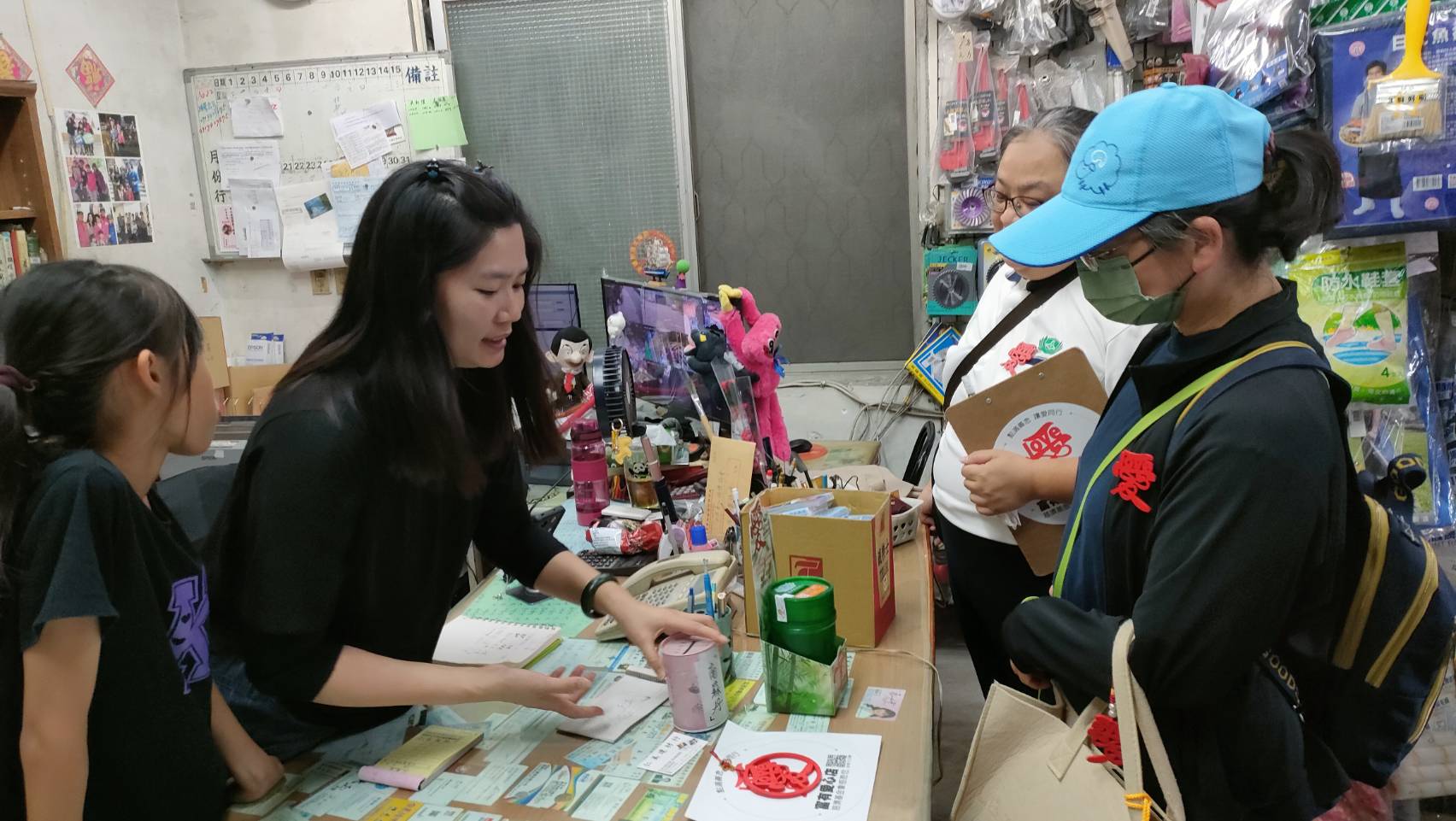 慈濟志工走訪壽豐仁美建材行,與店家分享愛心竹筒善念
