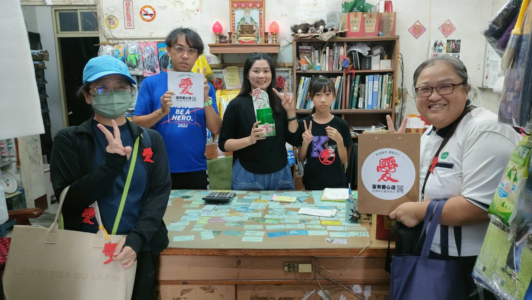 仁美建材行孩子響應愛心竹筒,將平日存下的零錢捐出助人