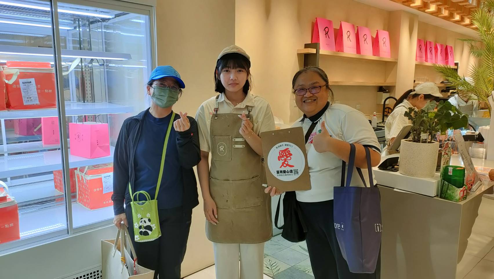 慈濟志工回訪常紅蛋糕,收回店內累積滿滿善款的愛心竹筒
