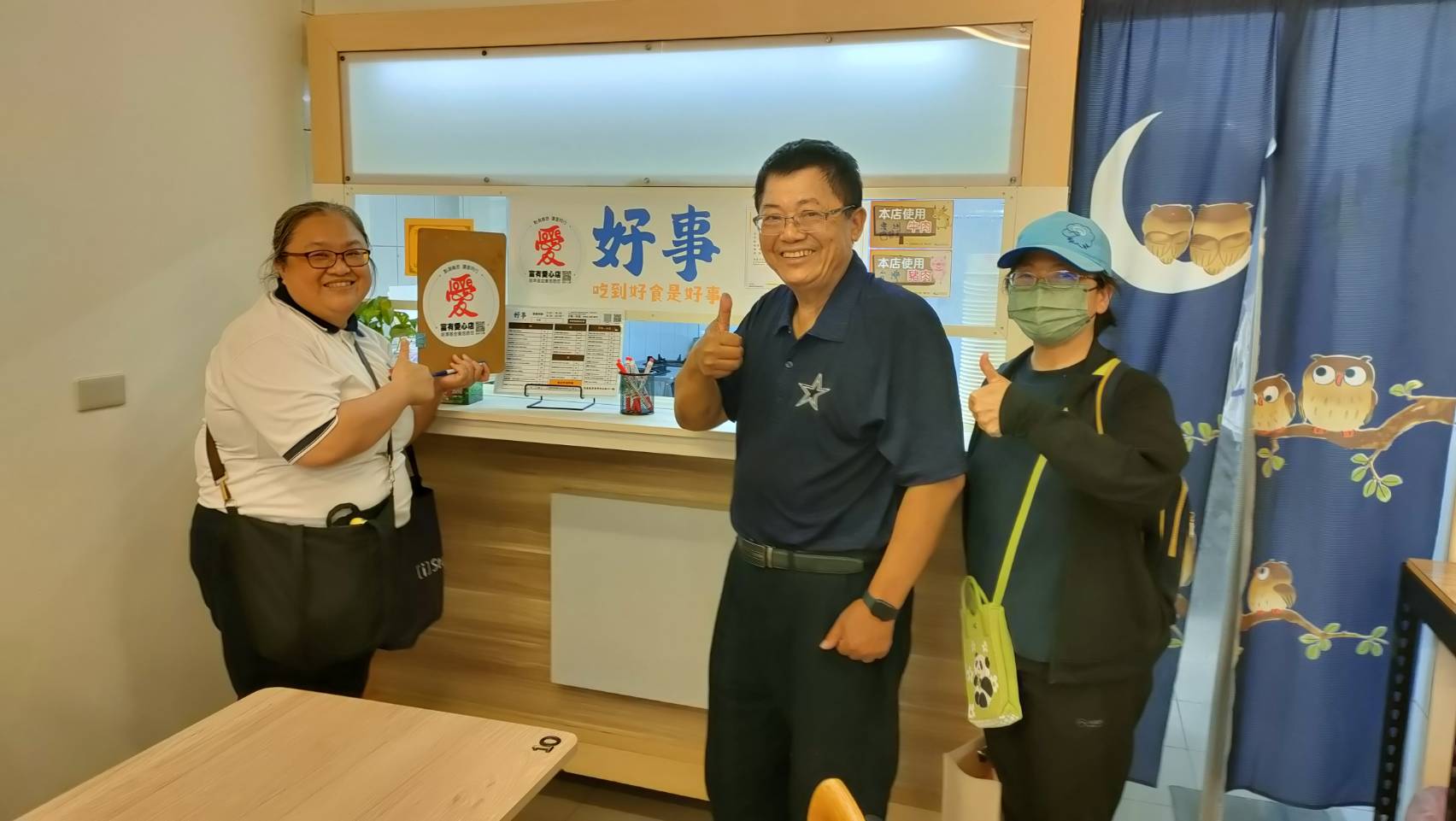 東華大學志學商圈好事店家響應愛心竹筒,與慈濟志工延續善緣