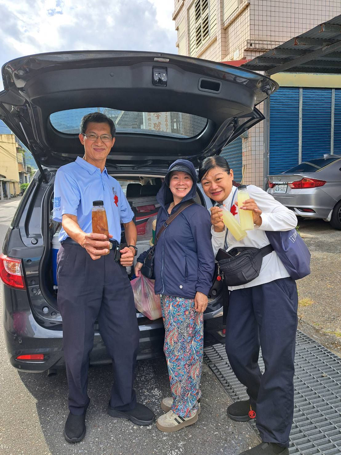 何善希與慈濟志工在壽豐鄉間相遇,送上自製飲品為大家加油