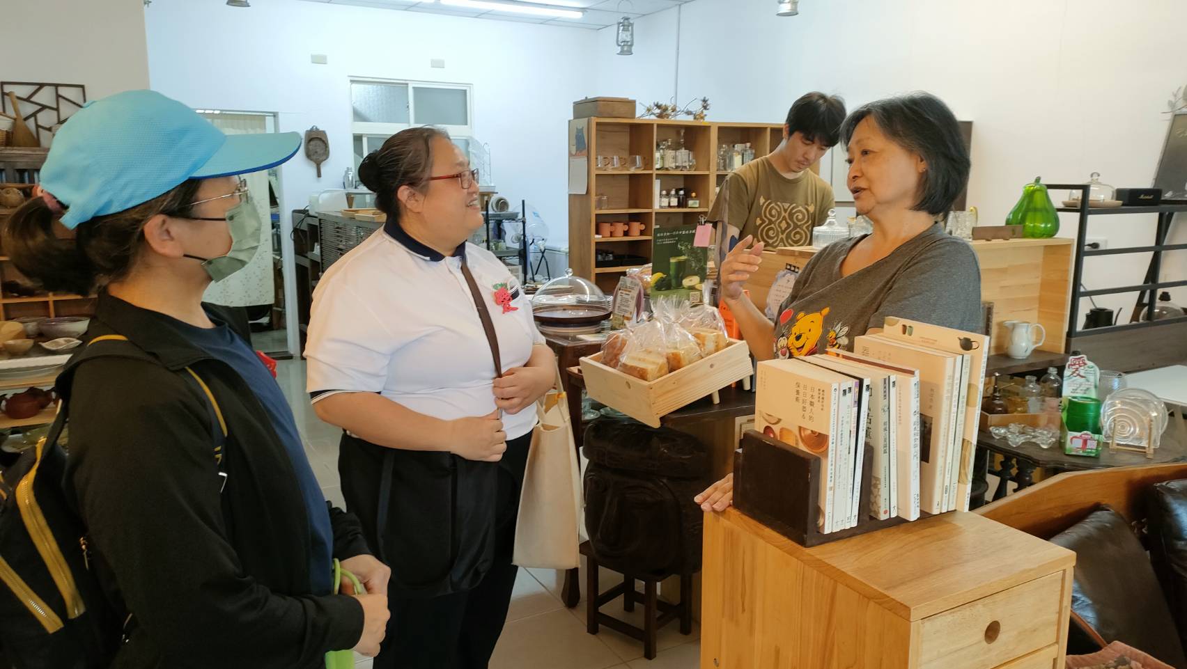 豐田食號志工阿姨投入零錢響應愛心竹筒,分享與慈濟的因緣