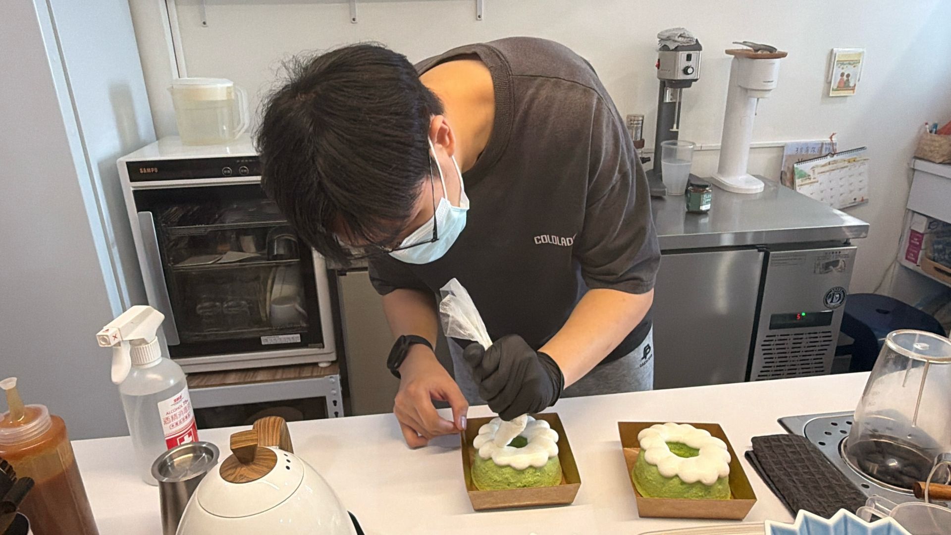 新住民黎偉熙細心製作斑蘭戚風蛋糕。