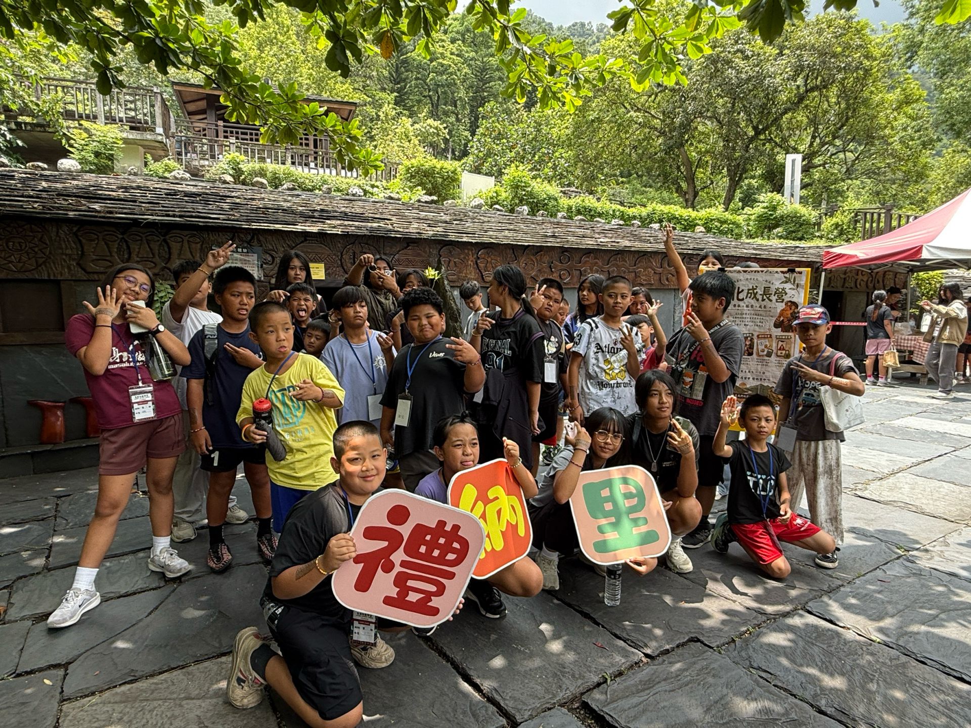 展望會屏東禮納里中心文化成長營帶領48名兒少走訪位於屏東瑪家的臺灣原住民族文化園區，欣賞排灣族歌舞，拓展文化視野、加深文化認同。(台灣世界展望會提供）