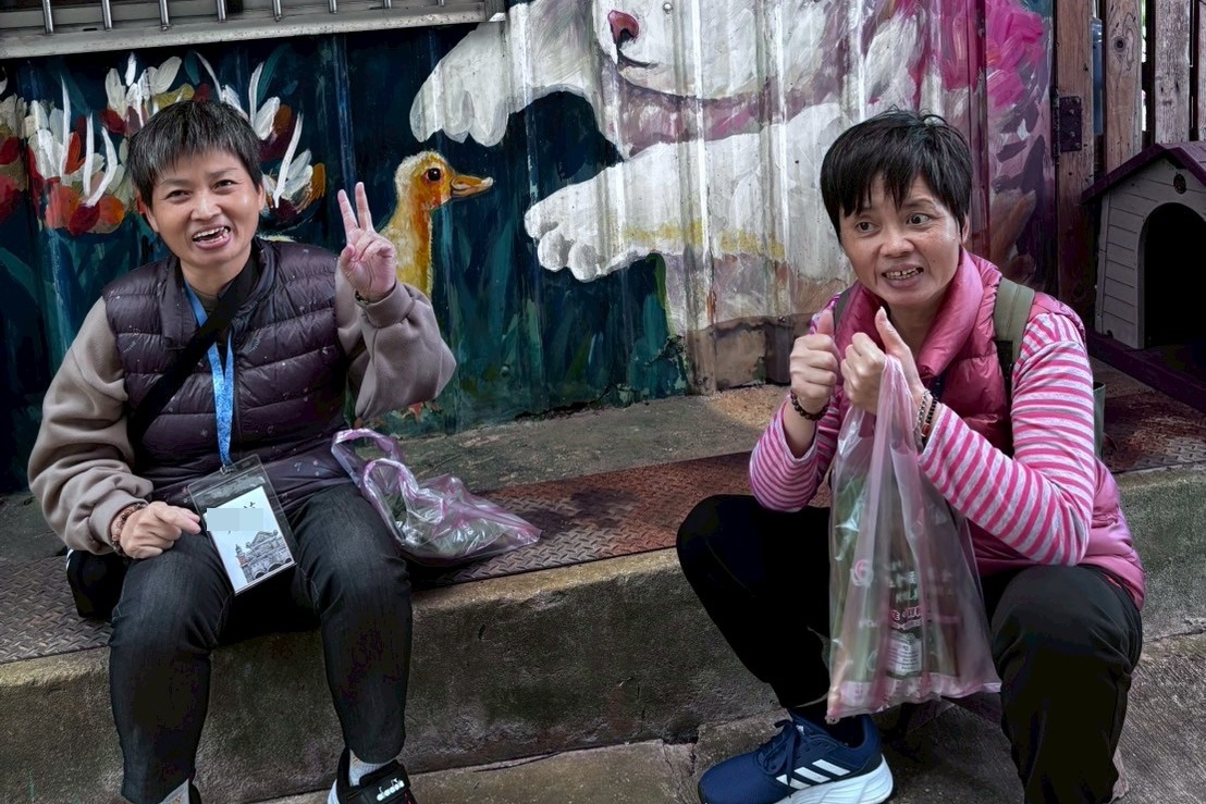 阿萍(右)、阿惠(左)兩姊妹至伊甸淡水中正小作所接受服務後,個性變得更加活潑,說話與表達能力也有進步。